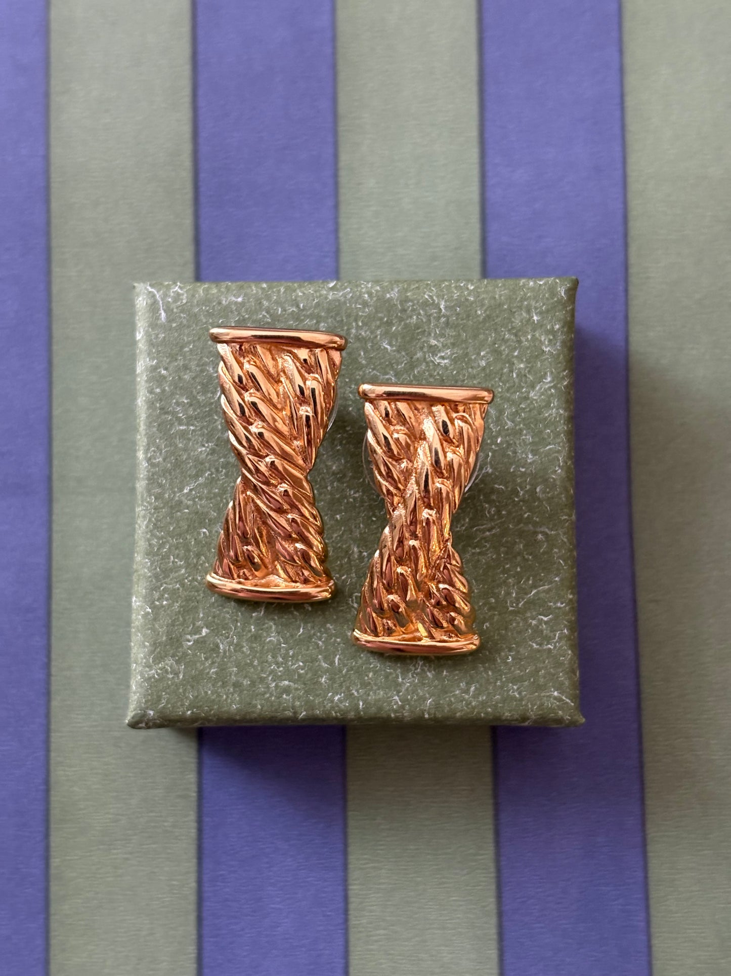 Kolczyki Monet z motywem plecionki