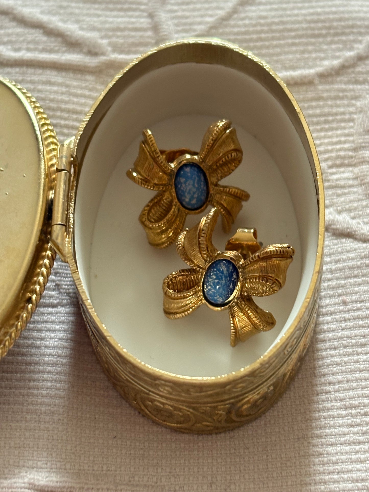 Avon "Delicate Bow" earrings, 1997