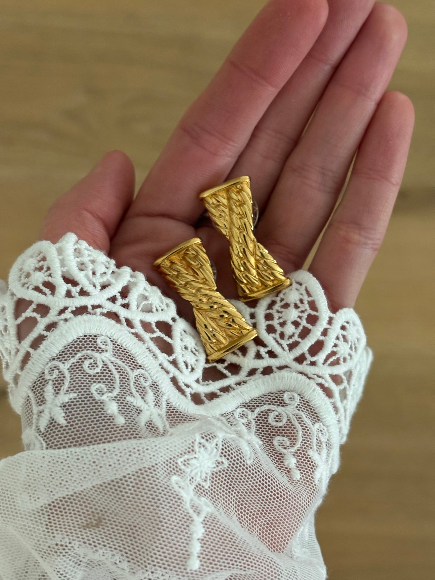 Monet earrings with a braid motif