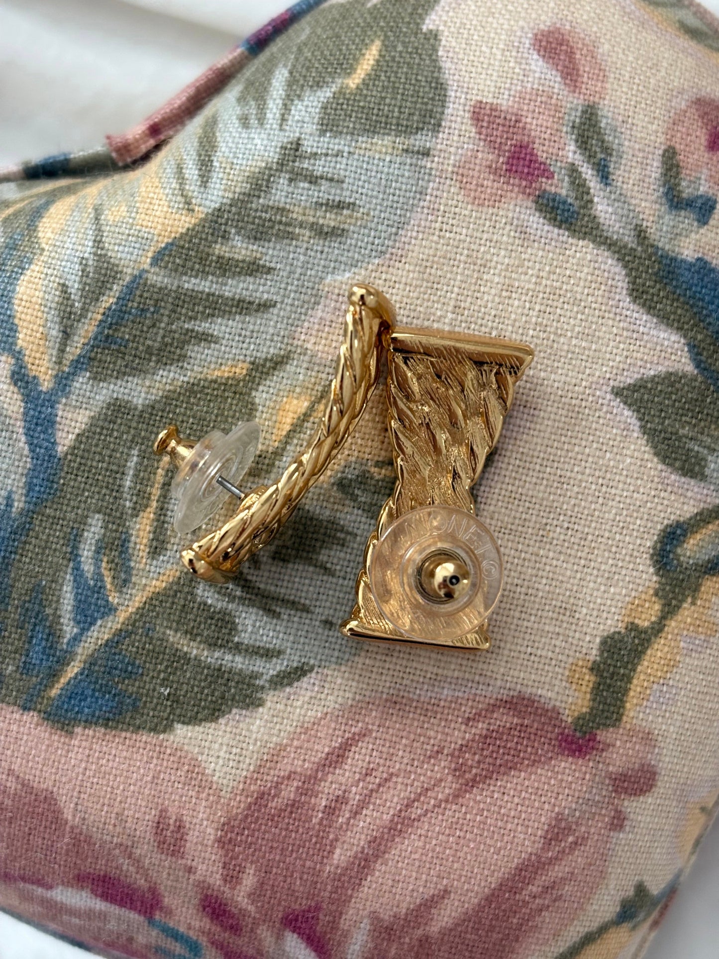 Monet earrings with a braid motif