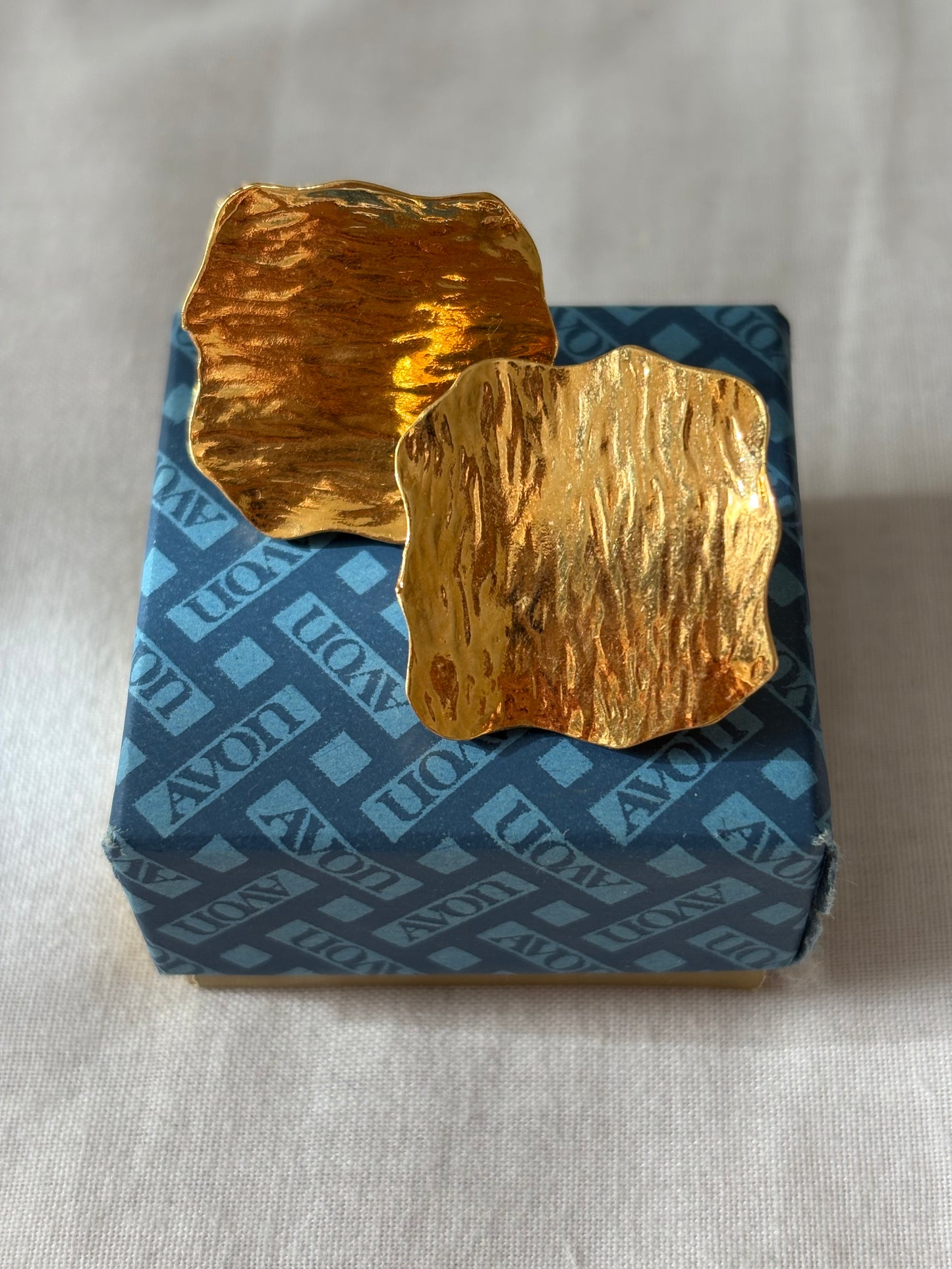 Kolczyki Avon “ Polished leaf”,1987 rok