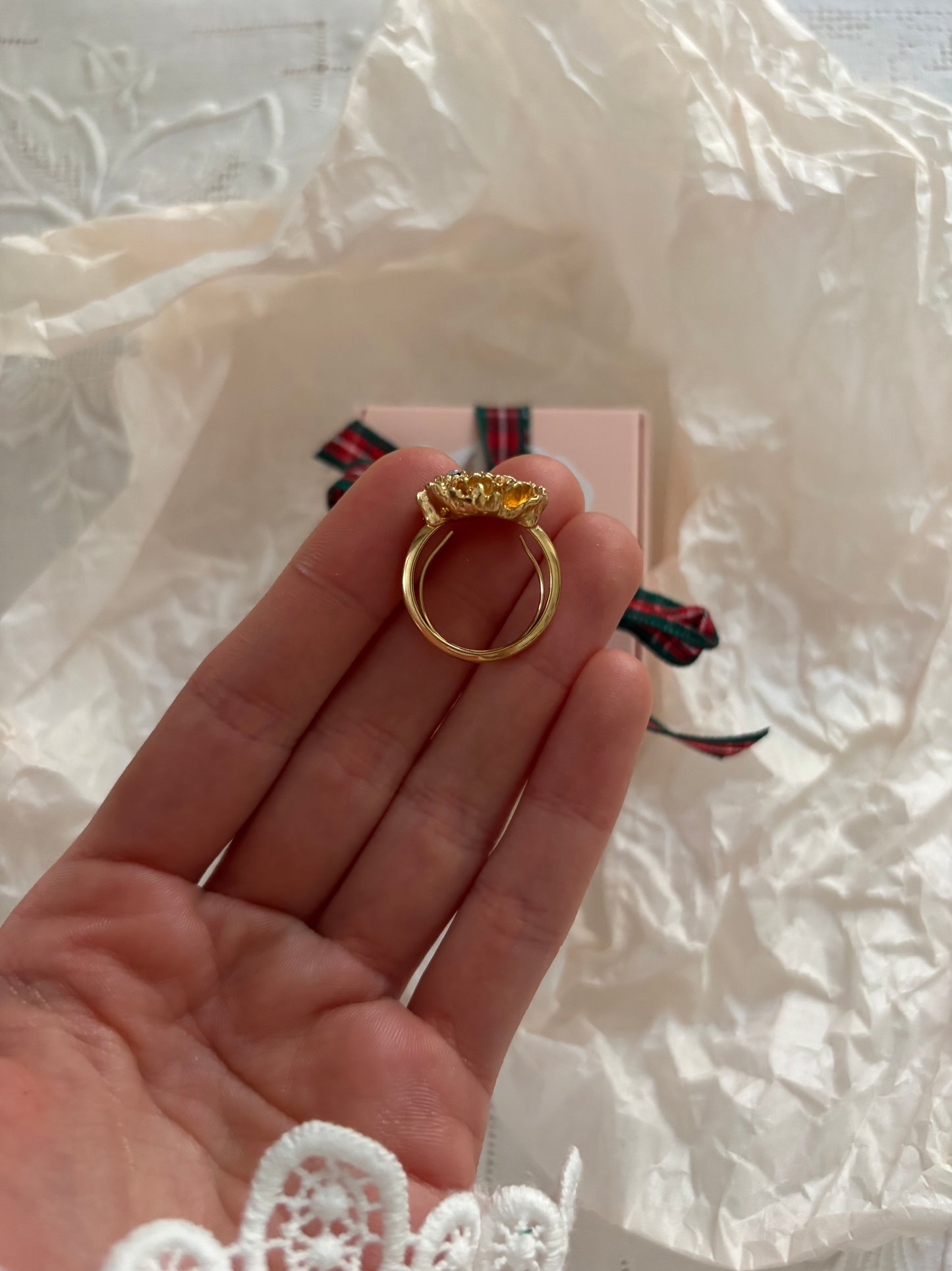 Pierścionek Avon „Flowerblaze”,1976 rok