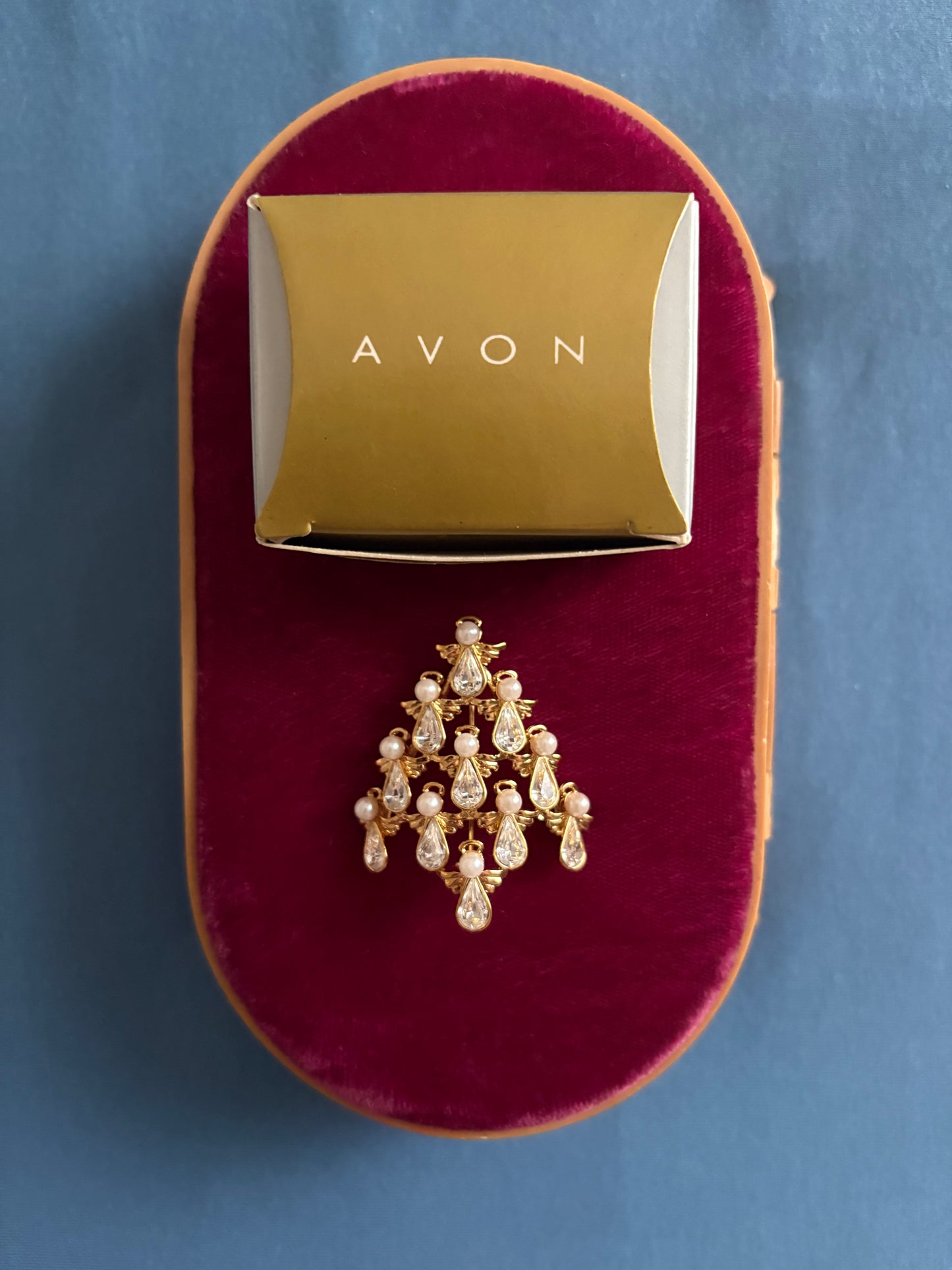 Broszka Avon Angel Tree Pin, 1999 rok