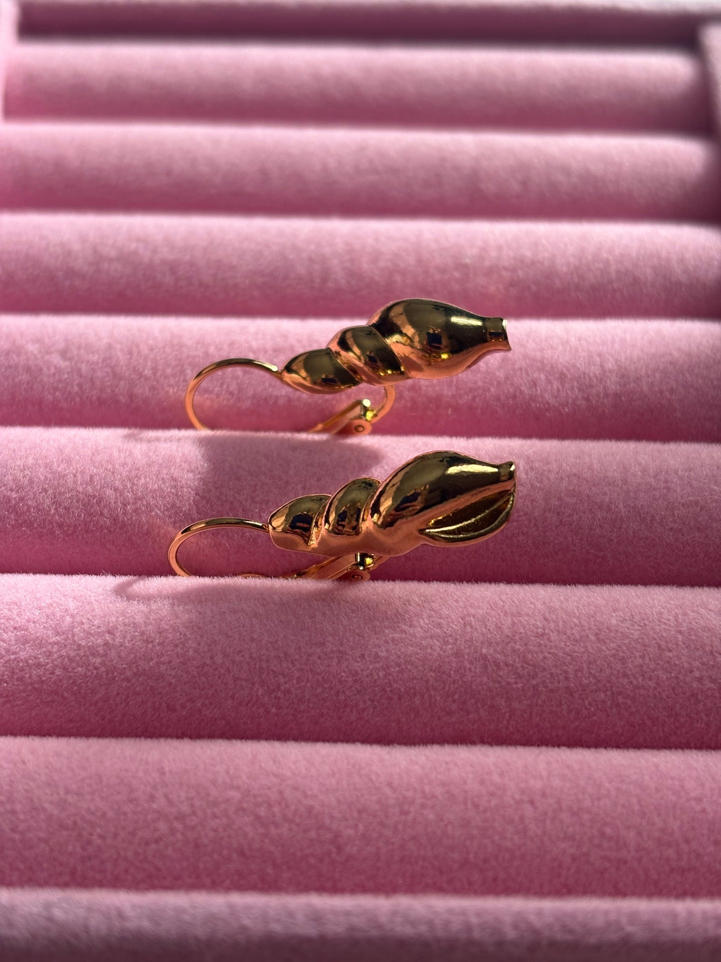 Avon "GOLDEN CLASSICS LEVERBACK" Earrings, 1997