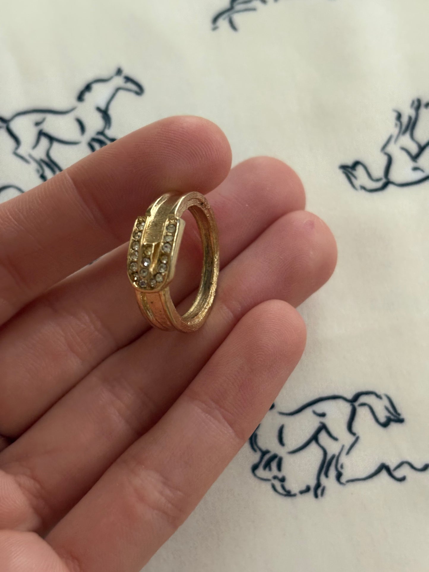 Pozłacany pierścionek Avon „Buckle Ring”,1973 rok