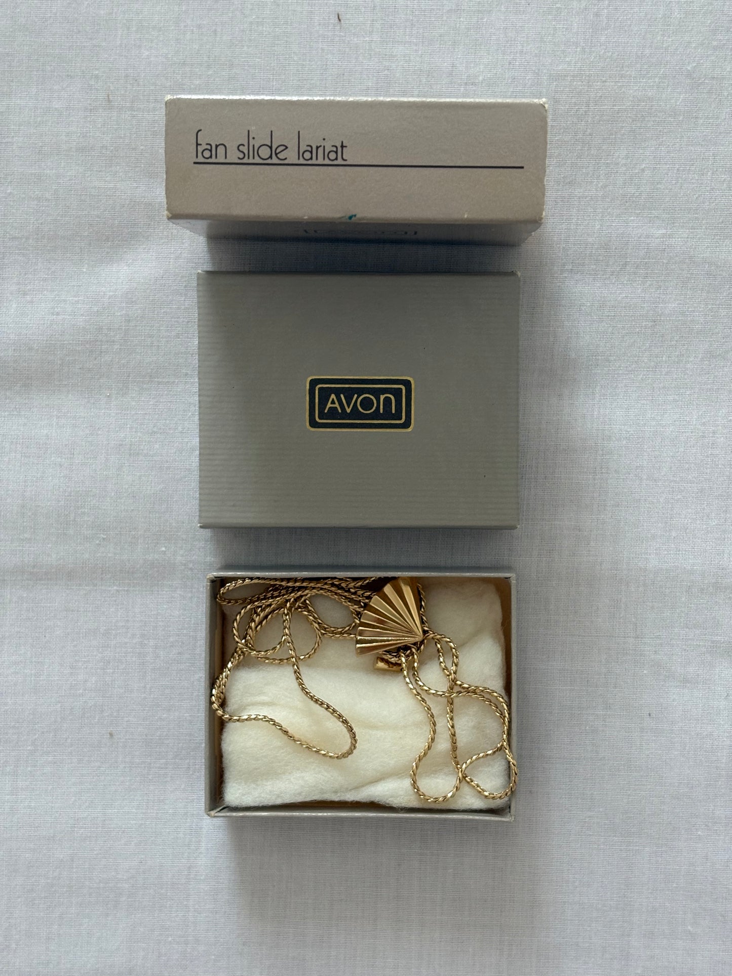 Naszyjnik Avon, 1985 rok