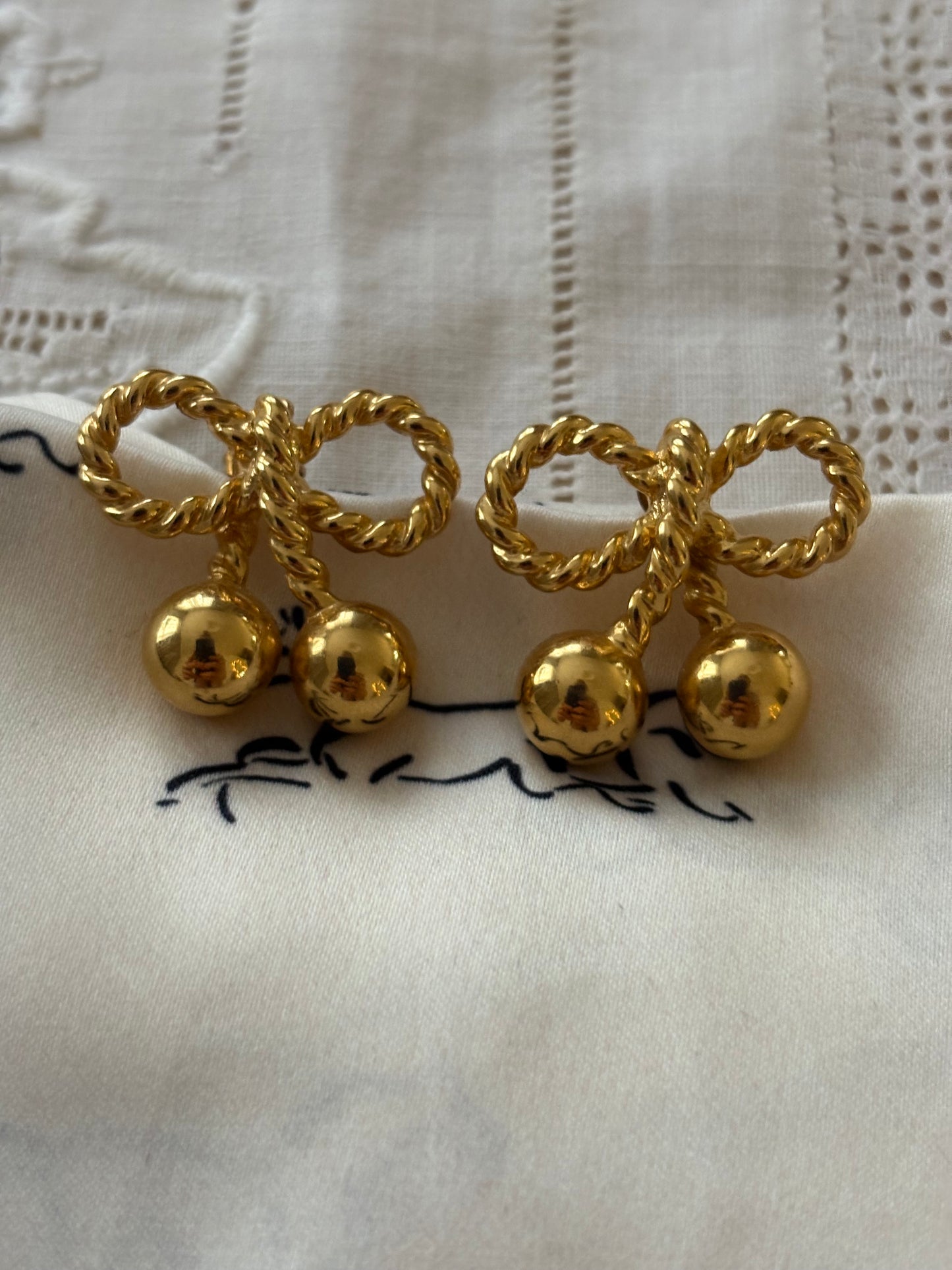 Kolczyki marki Joan Rivers w postaci kokardki