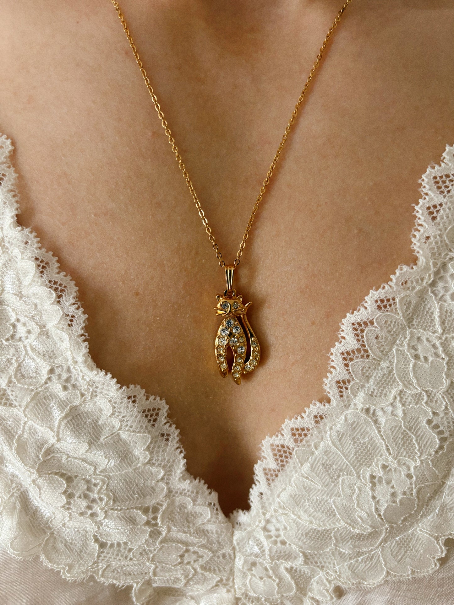 Naszyjnik Avon w kształcie kota z kryształkami