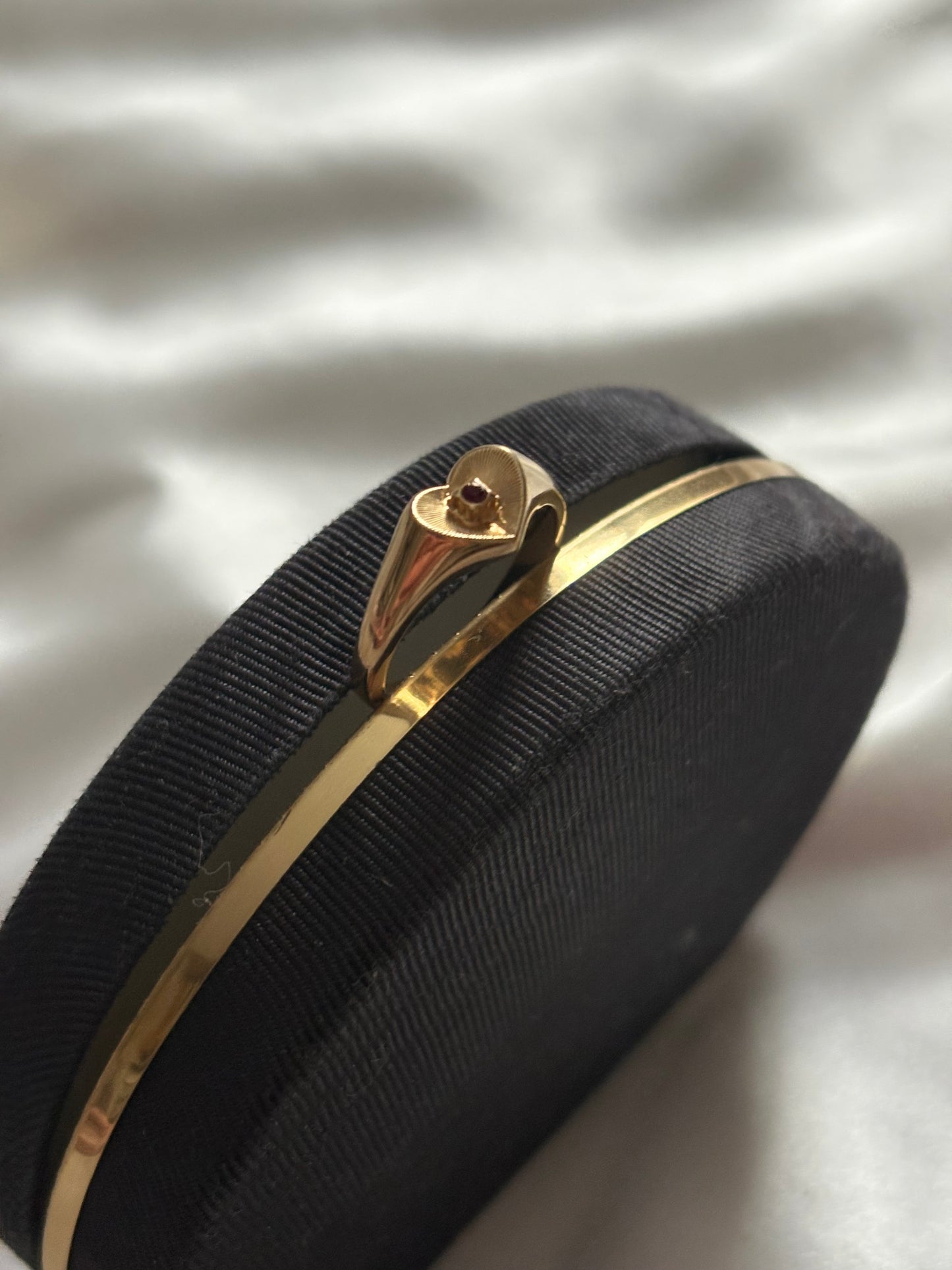 Pozłacany pierścionek Avon “ Scarlet Accent”,1982 rok