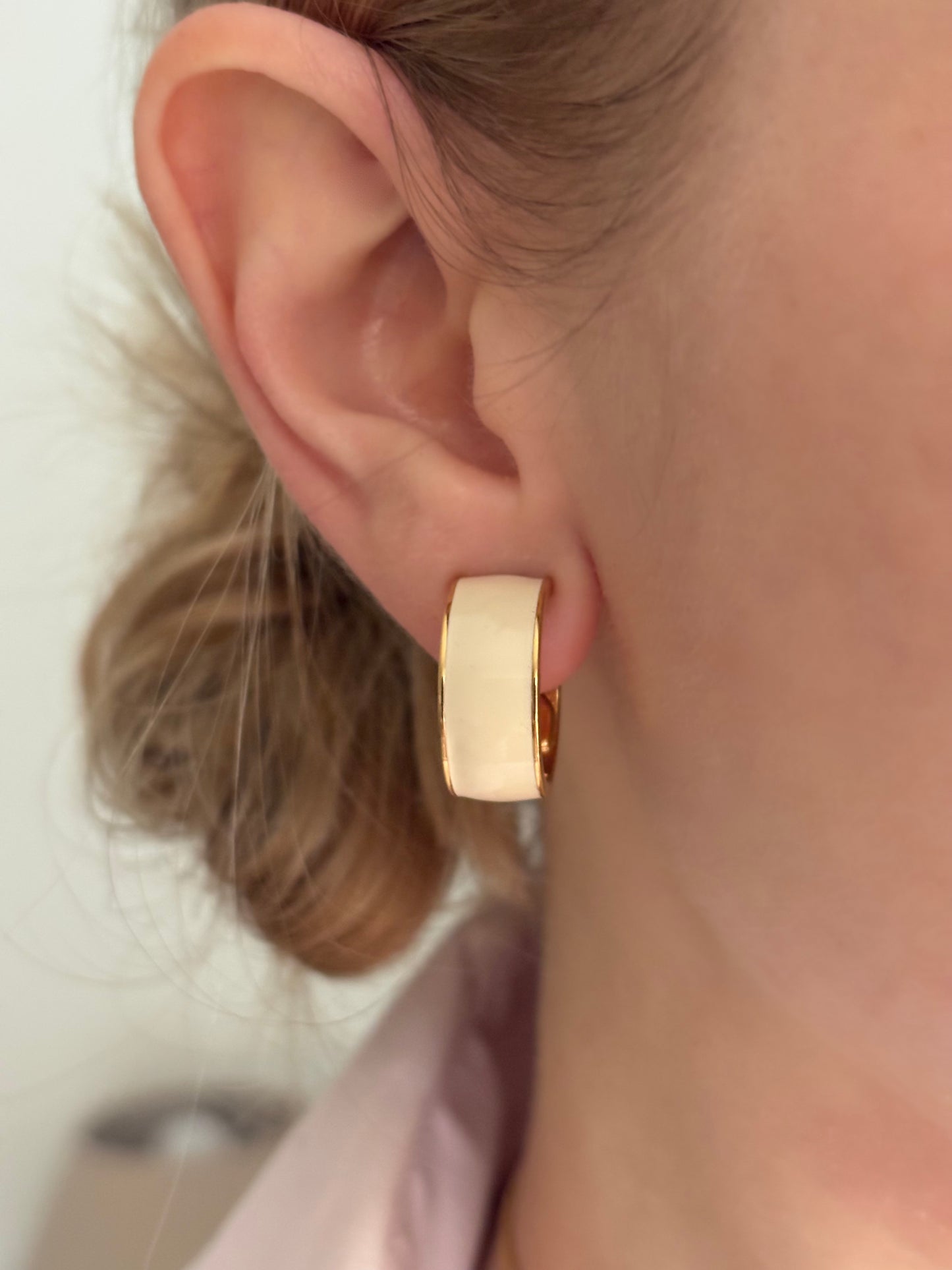 Klipsy z białą emalią Monet