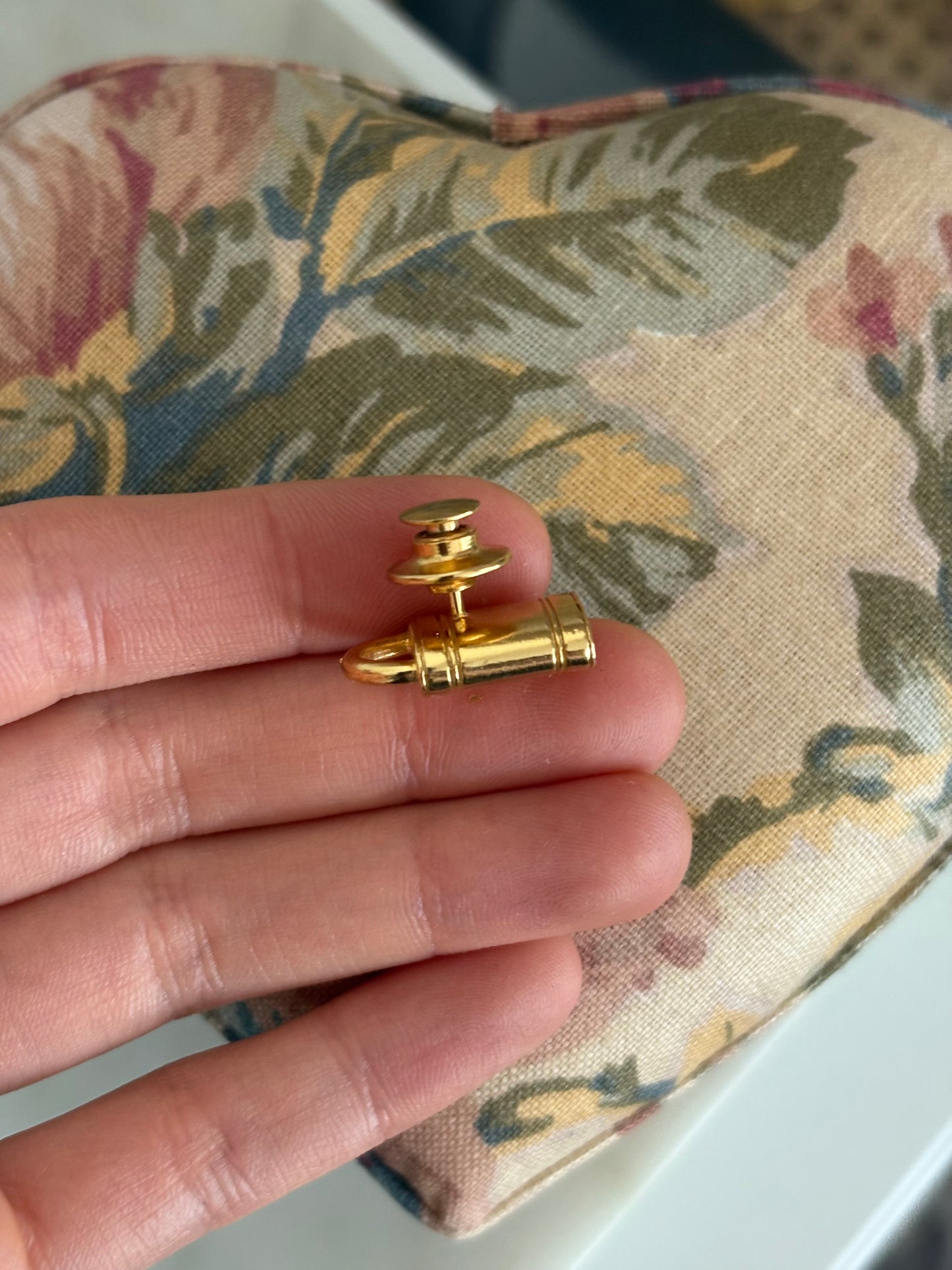 Pozłacana miniaturowa broszka Givenchy