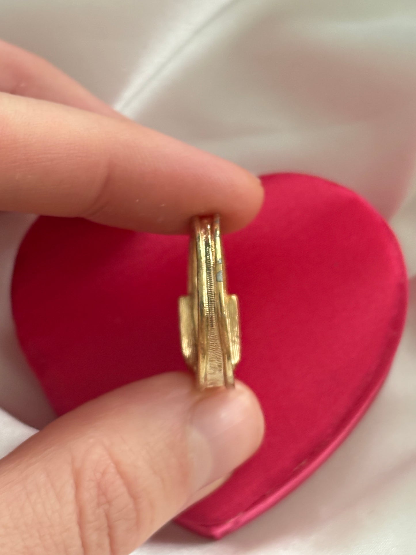 Pozłacany pierścionek Avon „Buckle Ring”,1973 rok