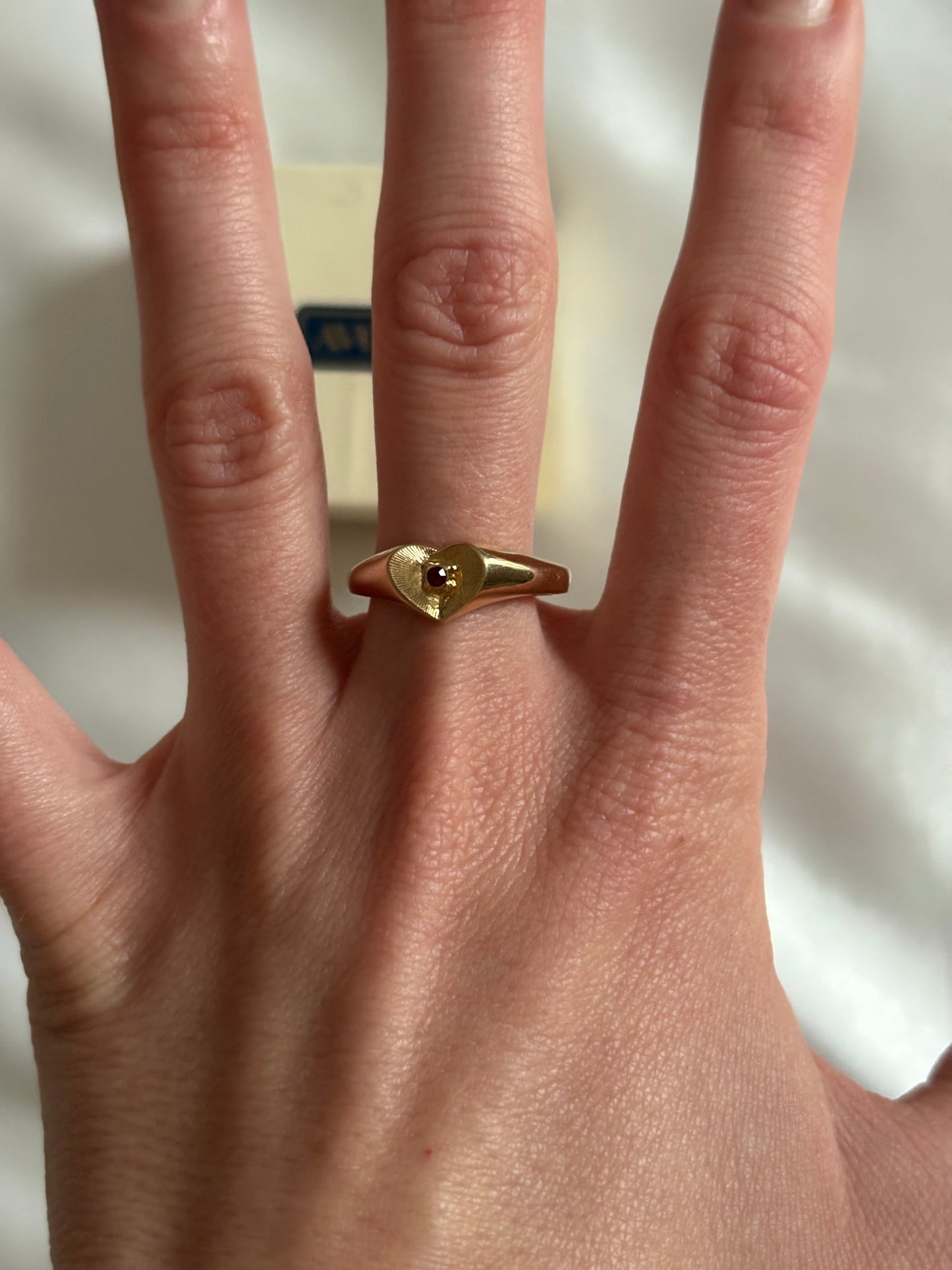 Pozłacany pierścionek Avon “ Scarlet Accent”,1982 rok