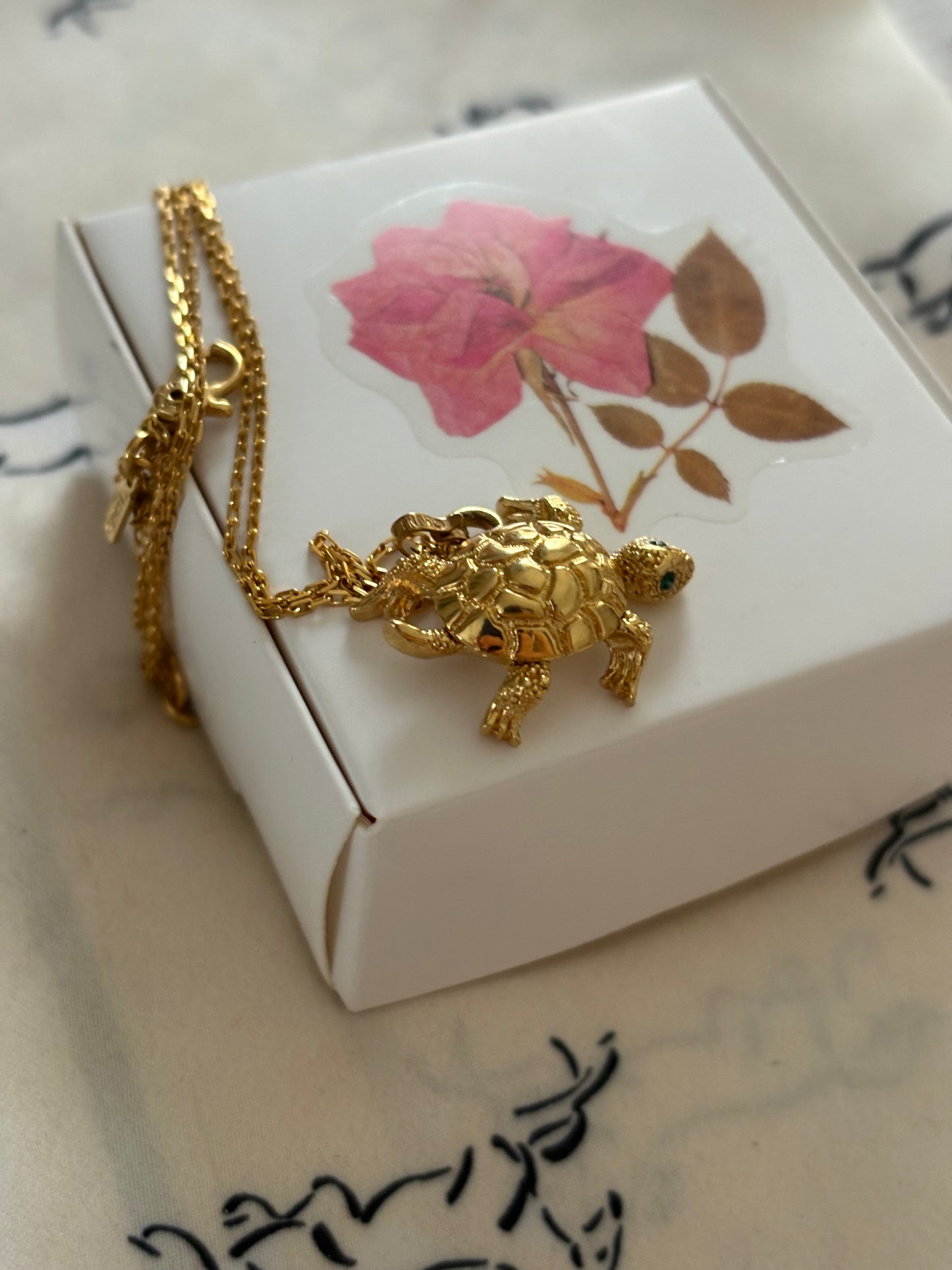 Pozłacany ruchomy naszyjnik Monet w kształcie żółwia