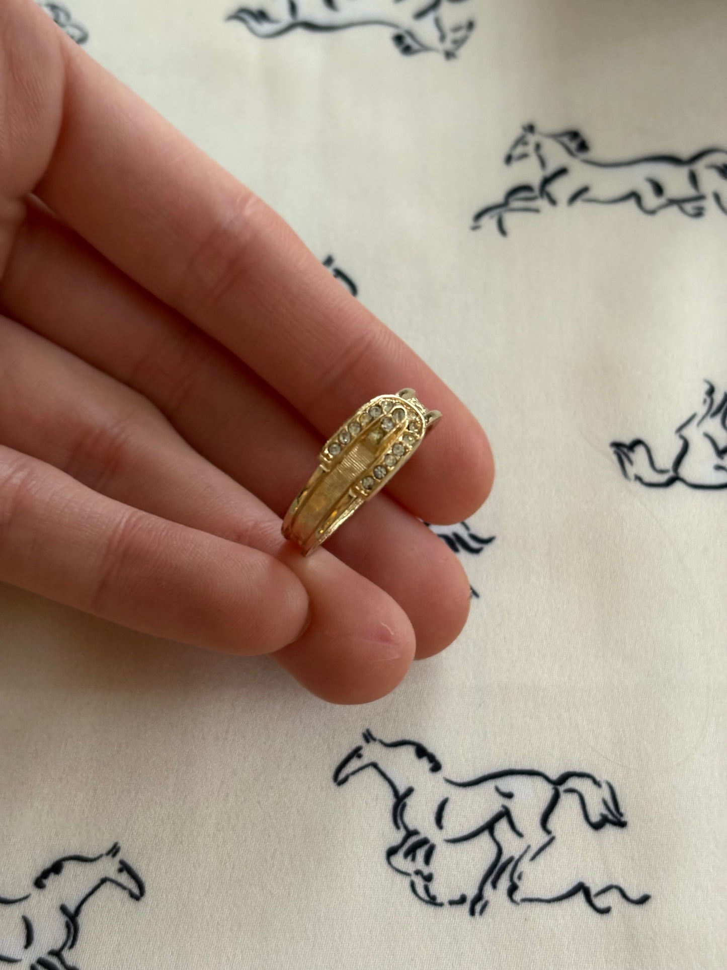 Pozłacany pierścionek Avon „Buckle Ring”,1973 rok