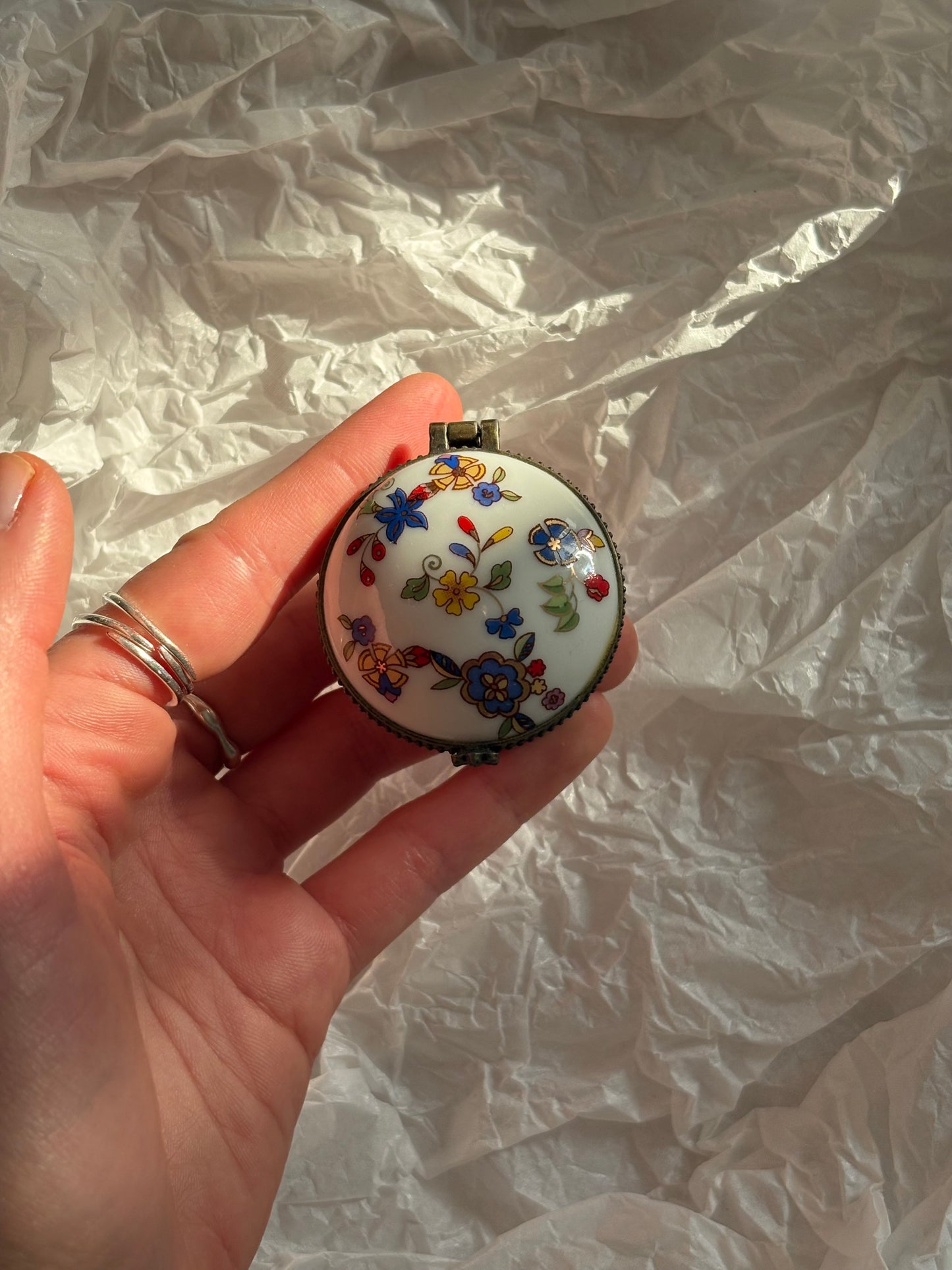 Okrągła szkatułka z porcelany w kolorowe kwiaty