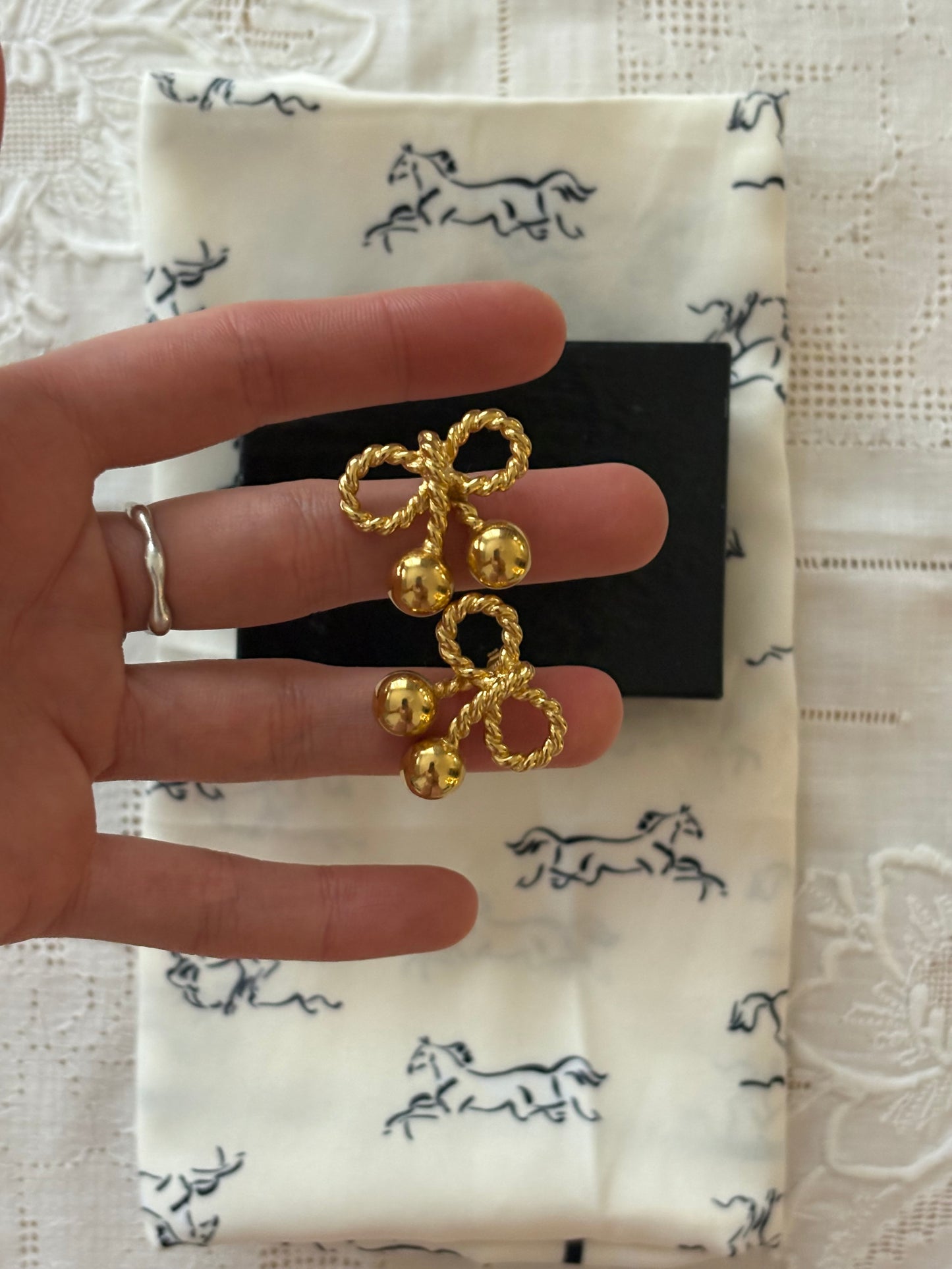 Kolczyki marki Joan Rivers w postaci kokardki