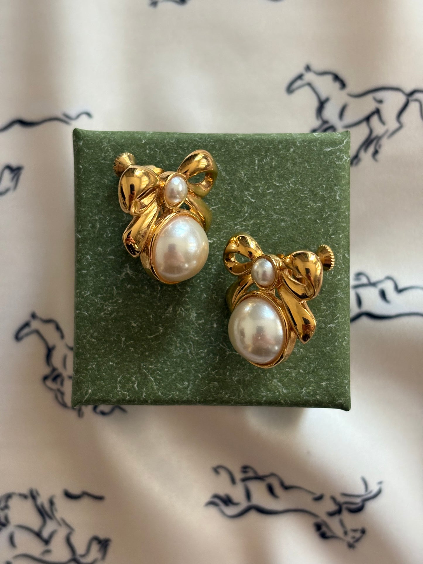 Pozłacane klipsy Napier z motywem kokardy i perłami