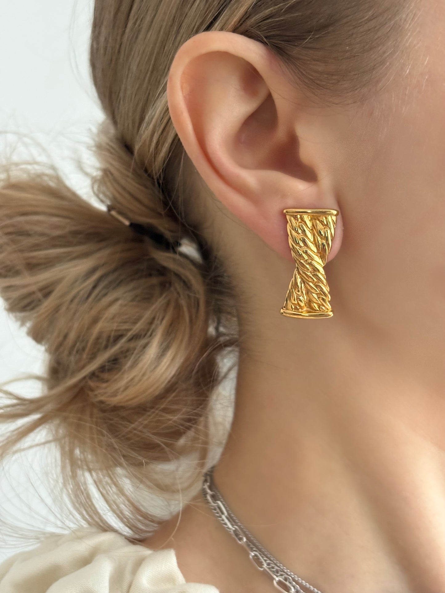 Monet earrings with a braid motif