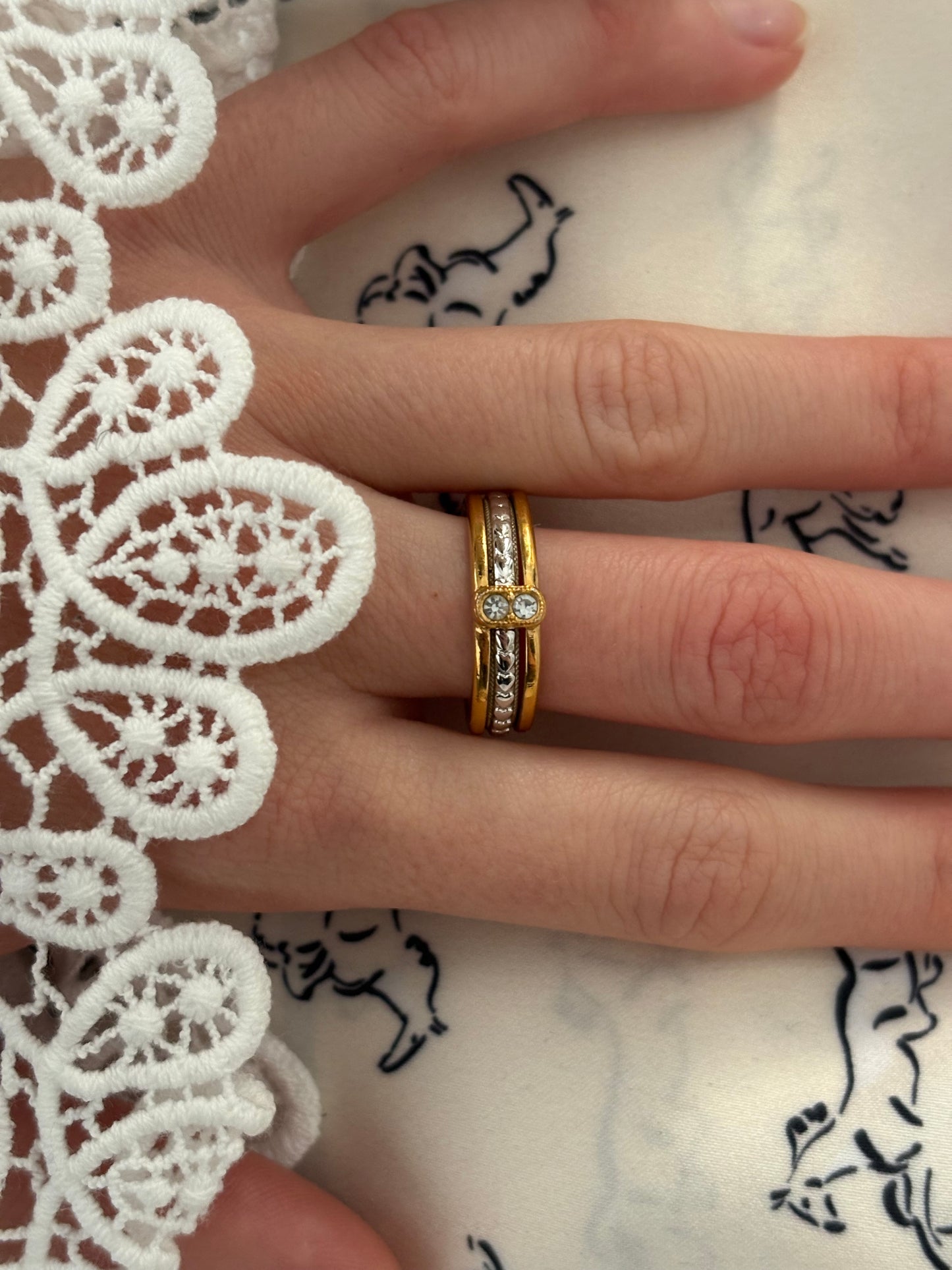 Rozbieralny pierścionek Avon „Lovesong”,1979 rok