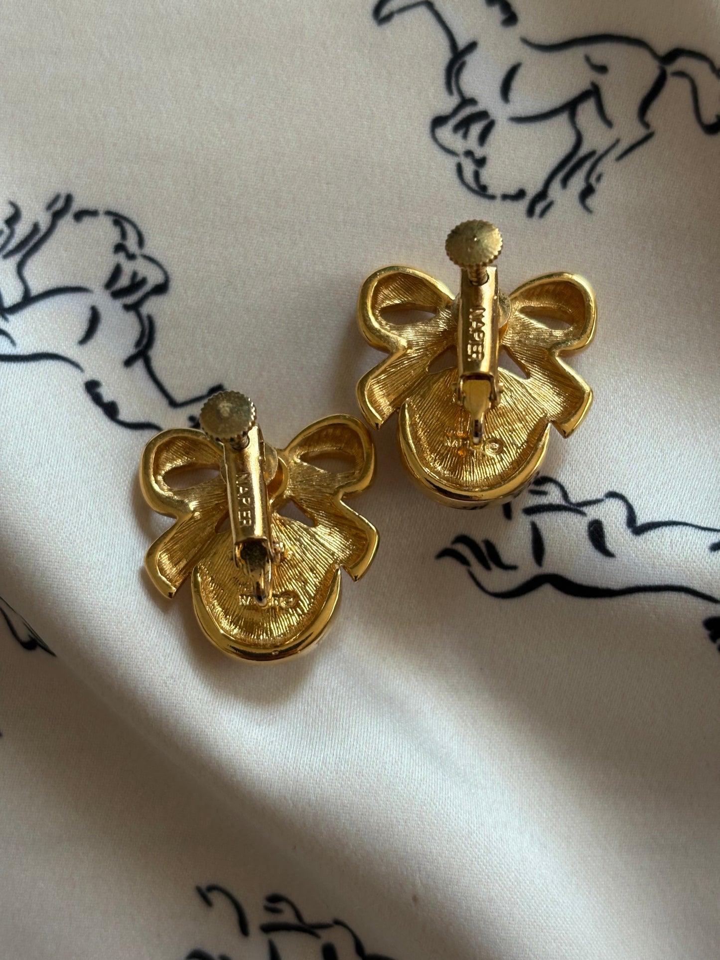 Pozłacane klipsy Napier z motywem kokardy i perłami