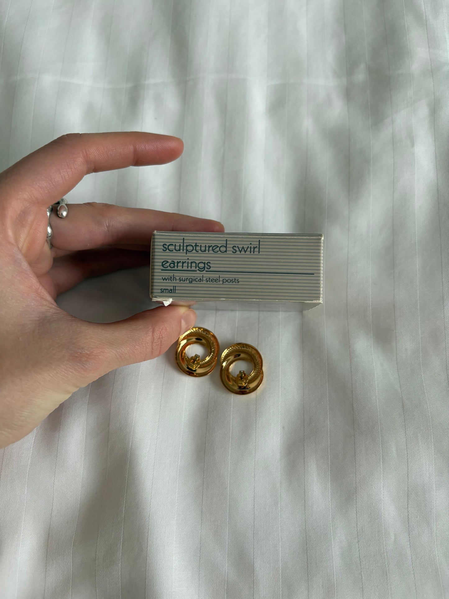 Pozłacane kolczyki Avon „Sculptured Swirl”,1991 rok