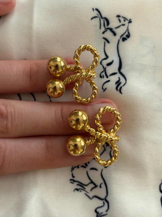 Kolczyki marki Joan Rivers w postaci kokardki