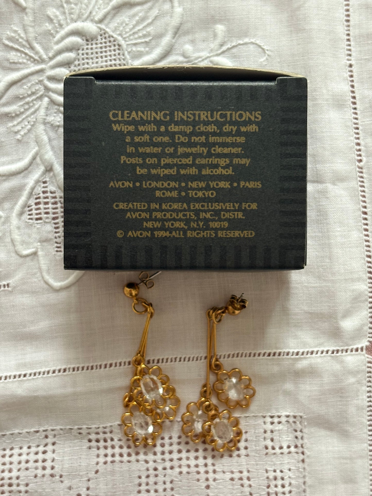 Kolczyki Avon “Dangling Daisy”, 1994 rok