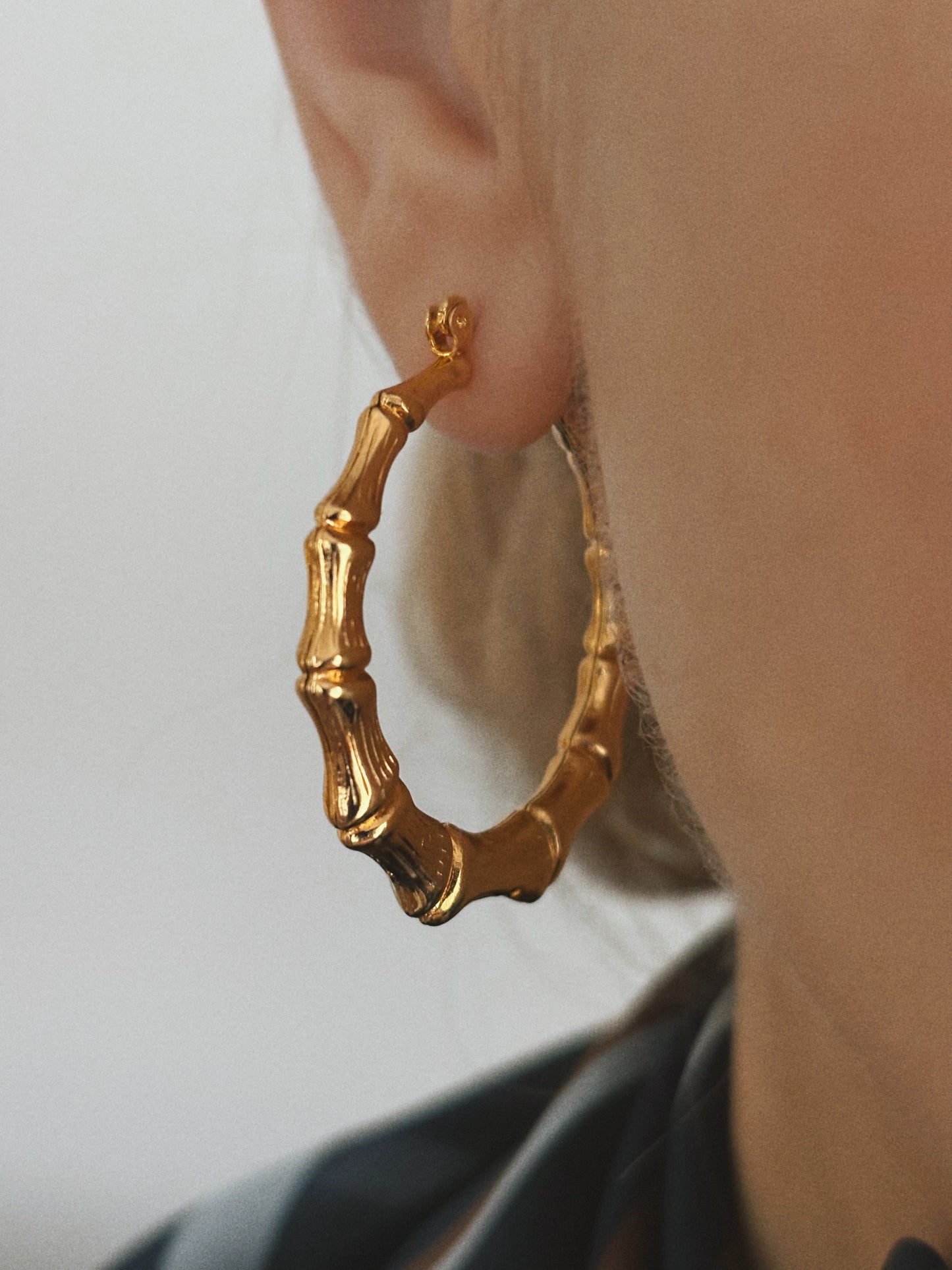 Kolczyki Avon “Bamboo Snap Top Hoops”,1998 rok