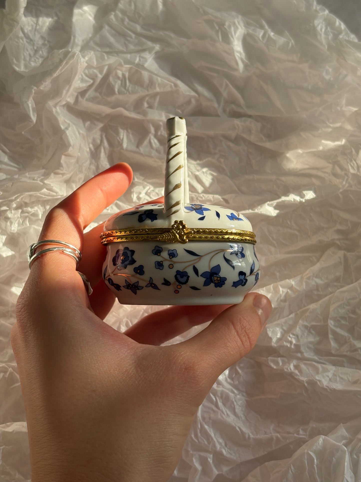 Porcelanowa szkatułka z uchwytem