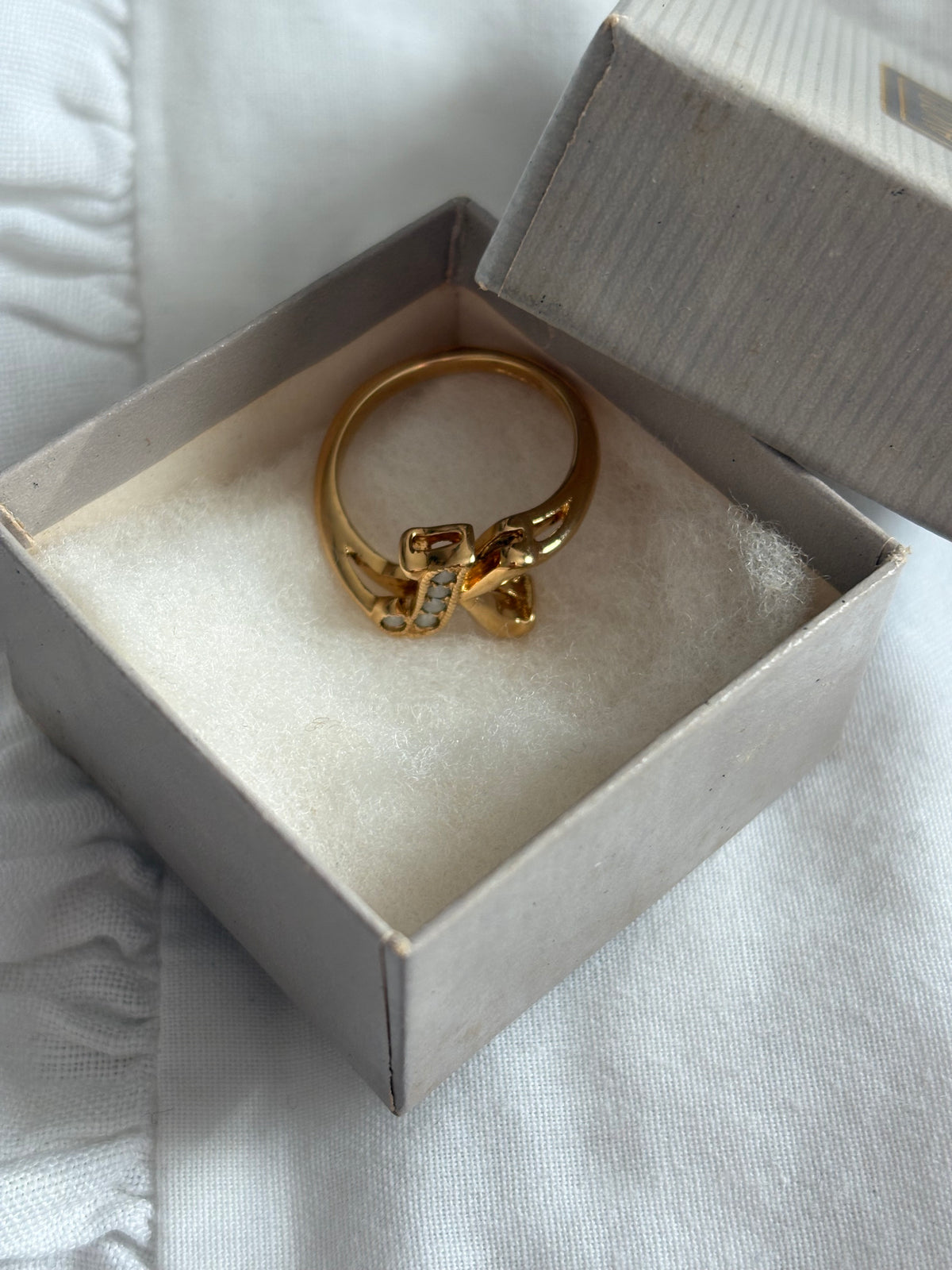 Pierścionek Avon z inicjałem „K” – «Initial Ring»,17 mm
