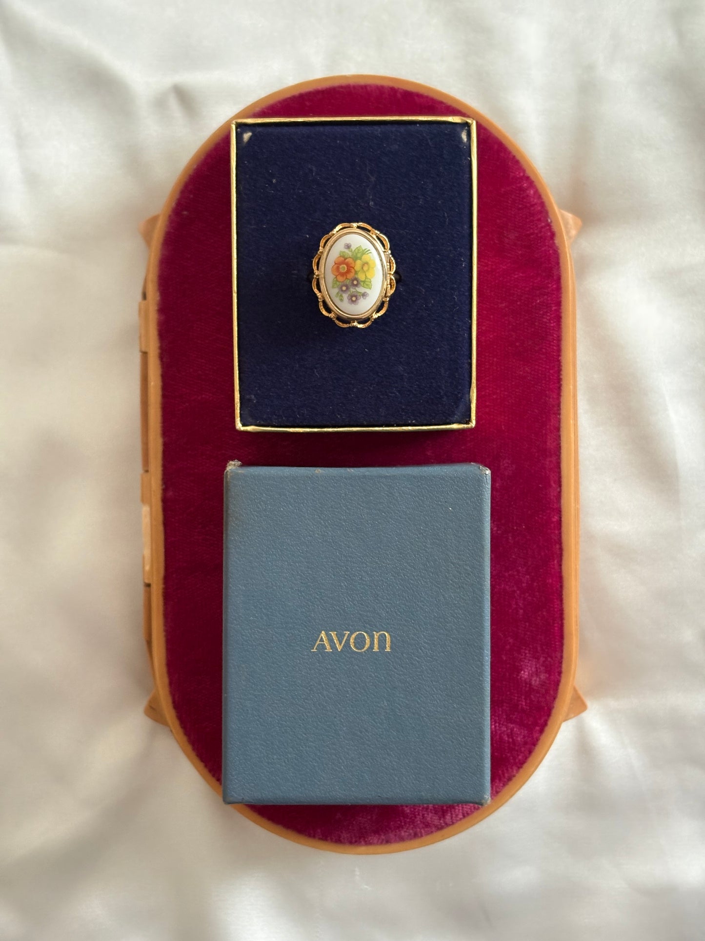 Unikatowy pierścionek Avon “ French Flowers Locket”,1975 rok