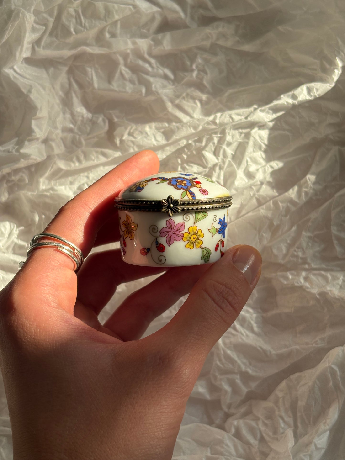 Okrągła szkatułka z porcelany w kolorowe kwiaty