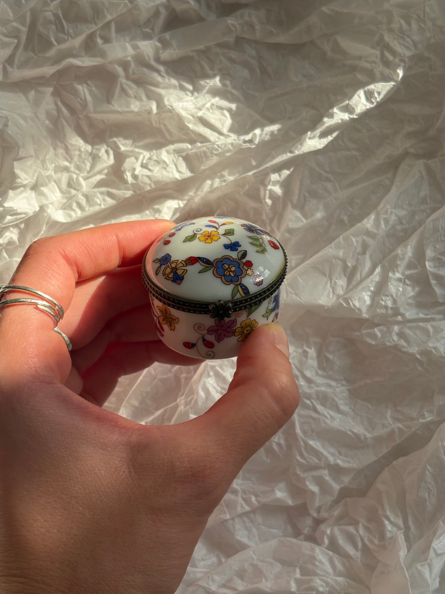 Okrągła szkatułka z porcelany w kolorowe kwiaty
