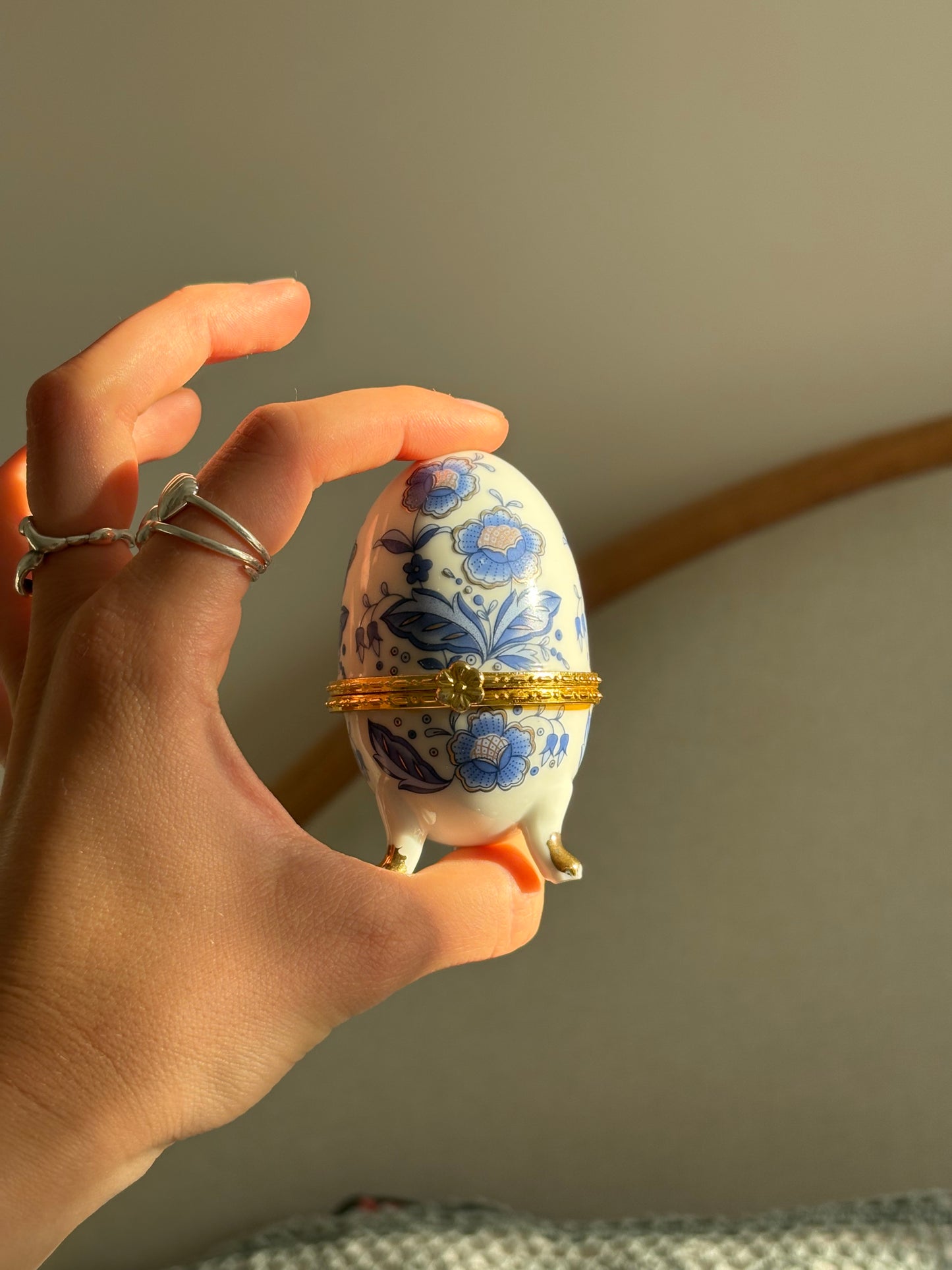 Porcelanowa szkatułka w kształcie jajka