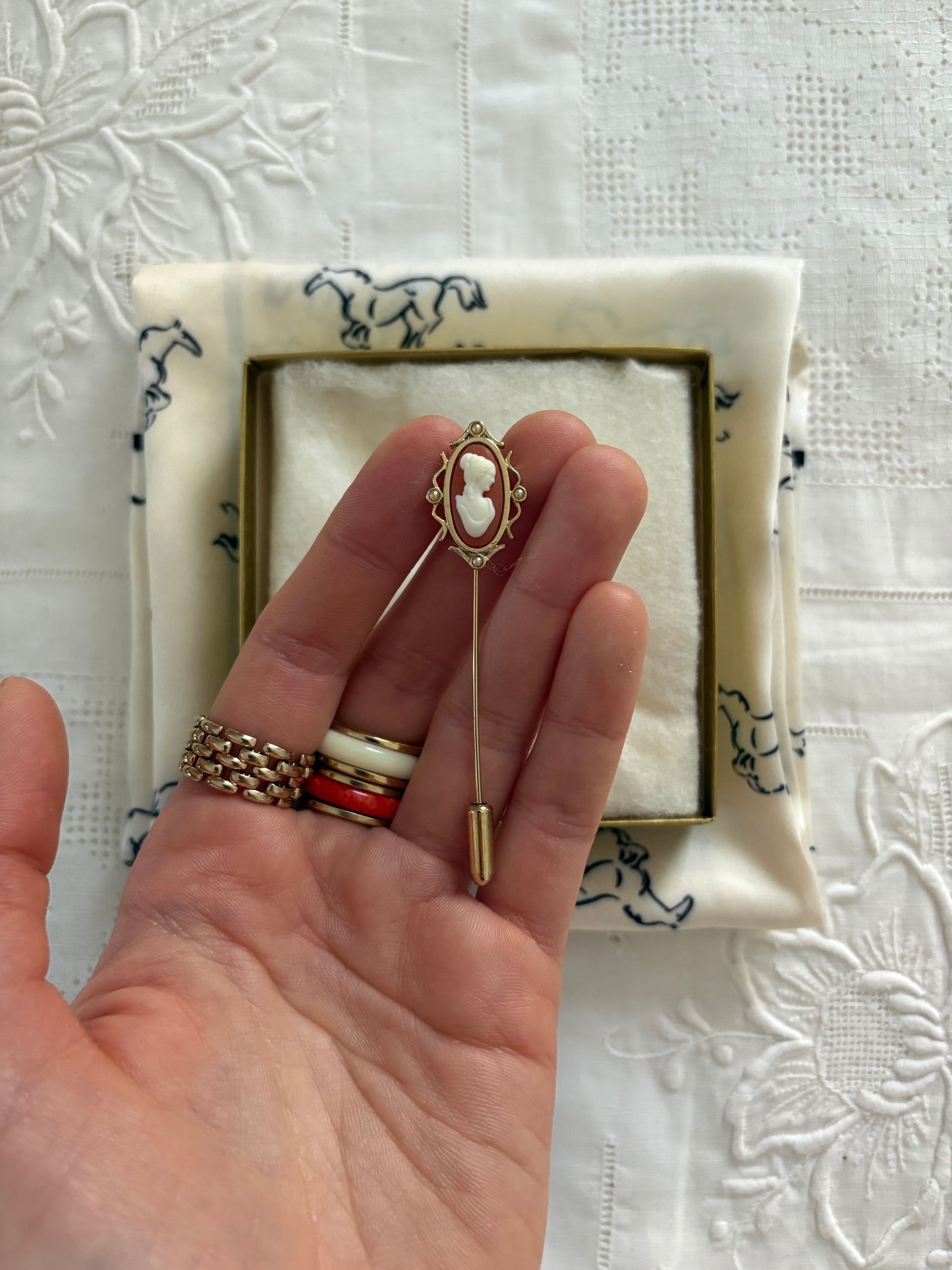 Broszka- szpilka z kameą Avon „Cameo Stickpin”, 1978 rok