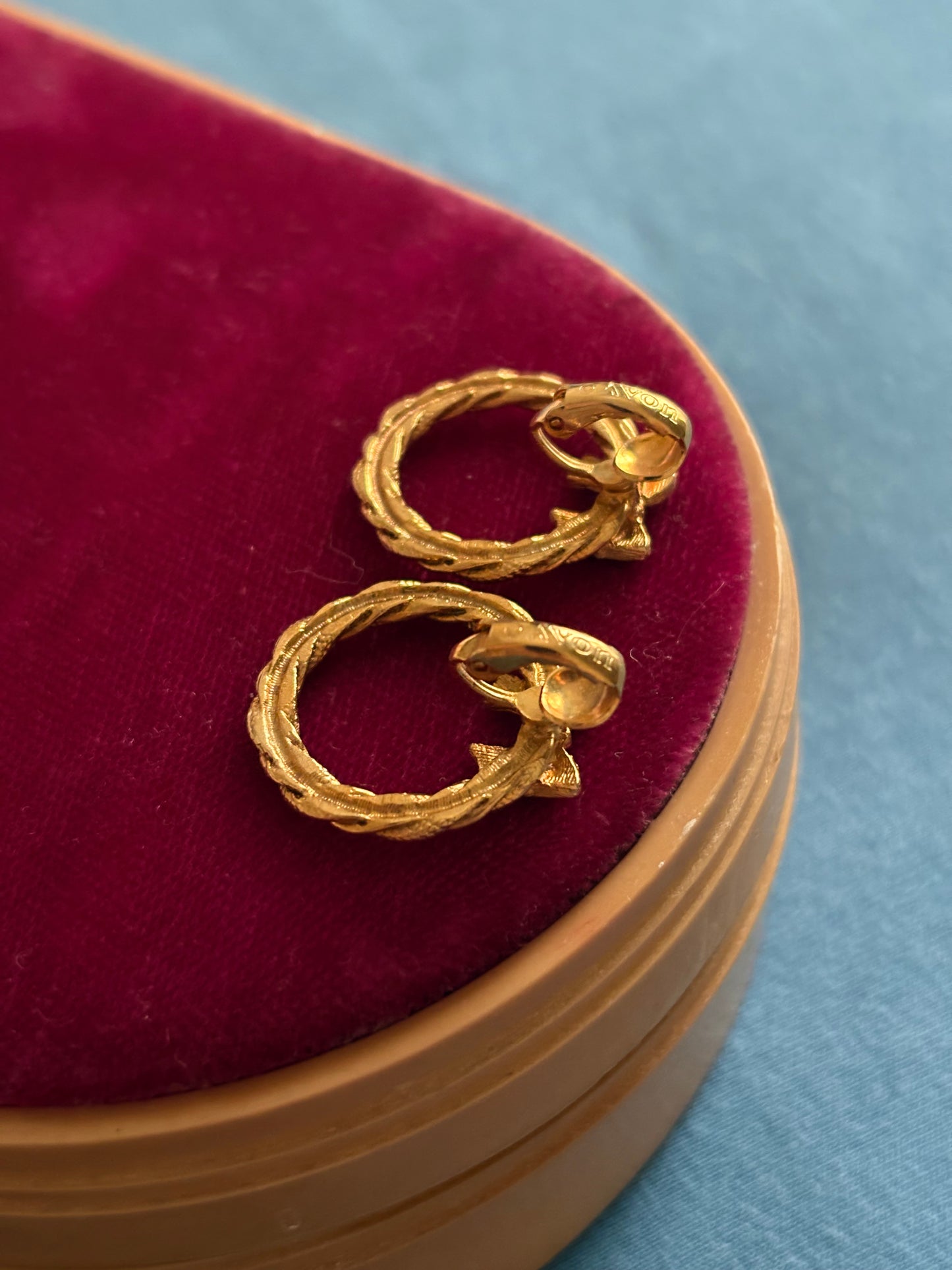 Klipsy Avon „Festive Circlet” (1979)