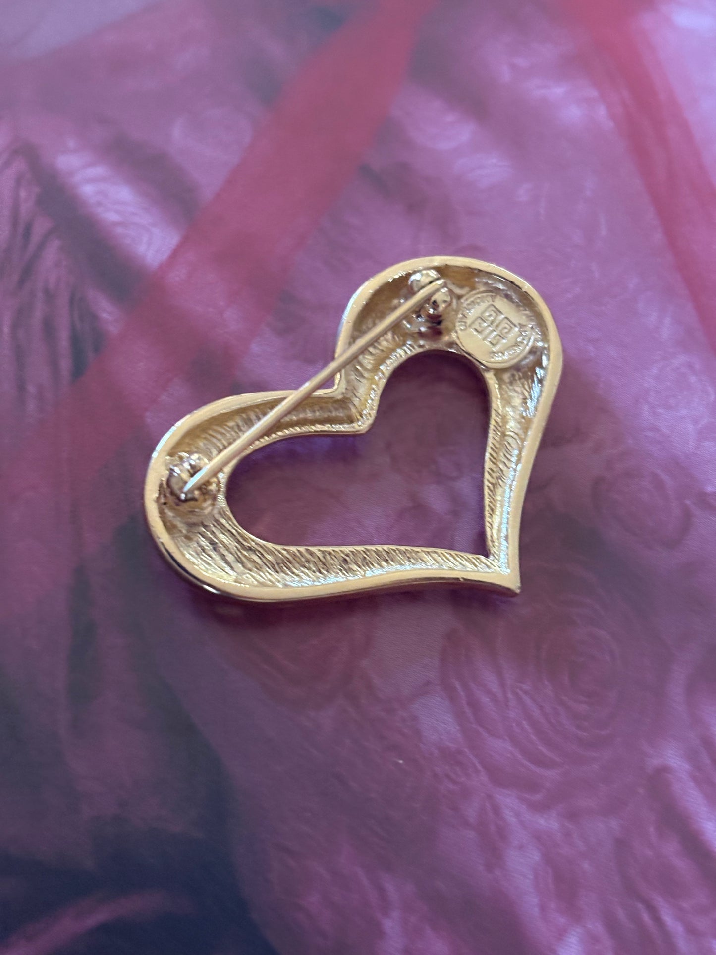 Broszka G I V E N C H Y w kształcie serca