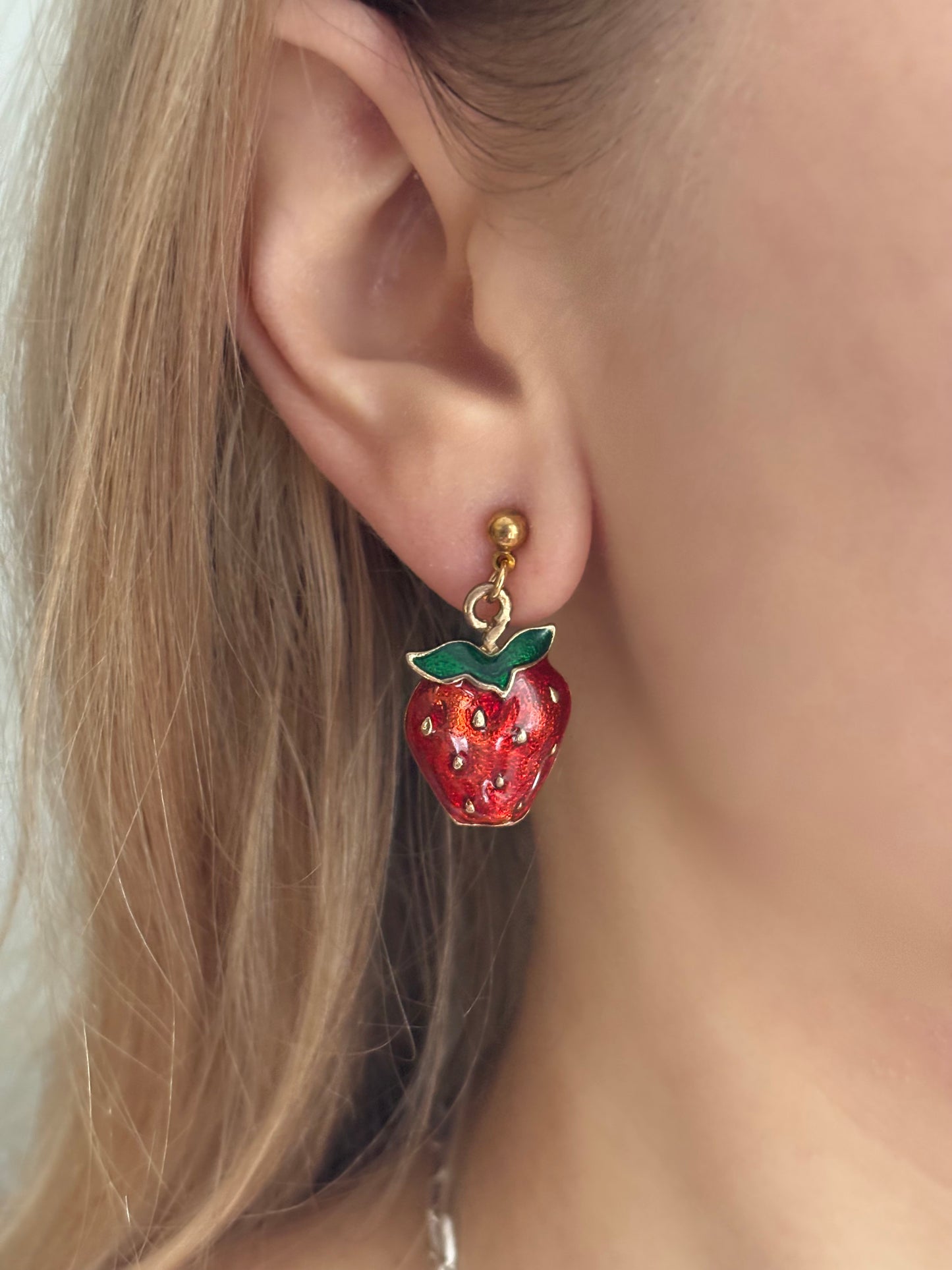 Kolczyki w postaci truskawek