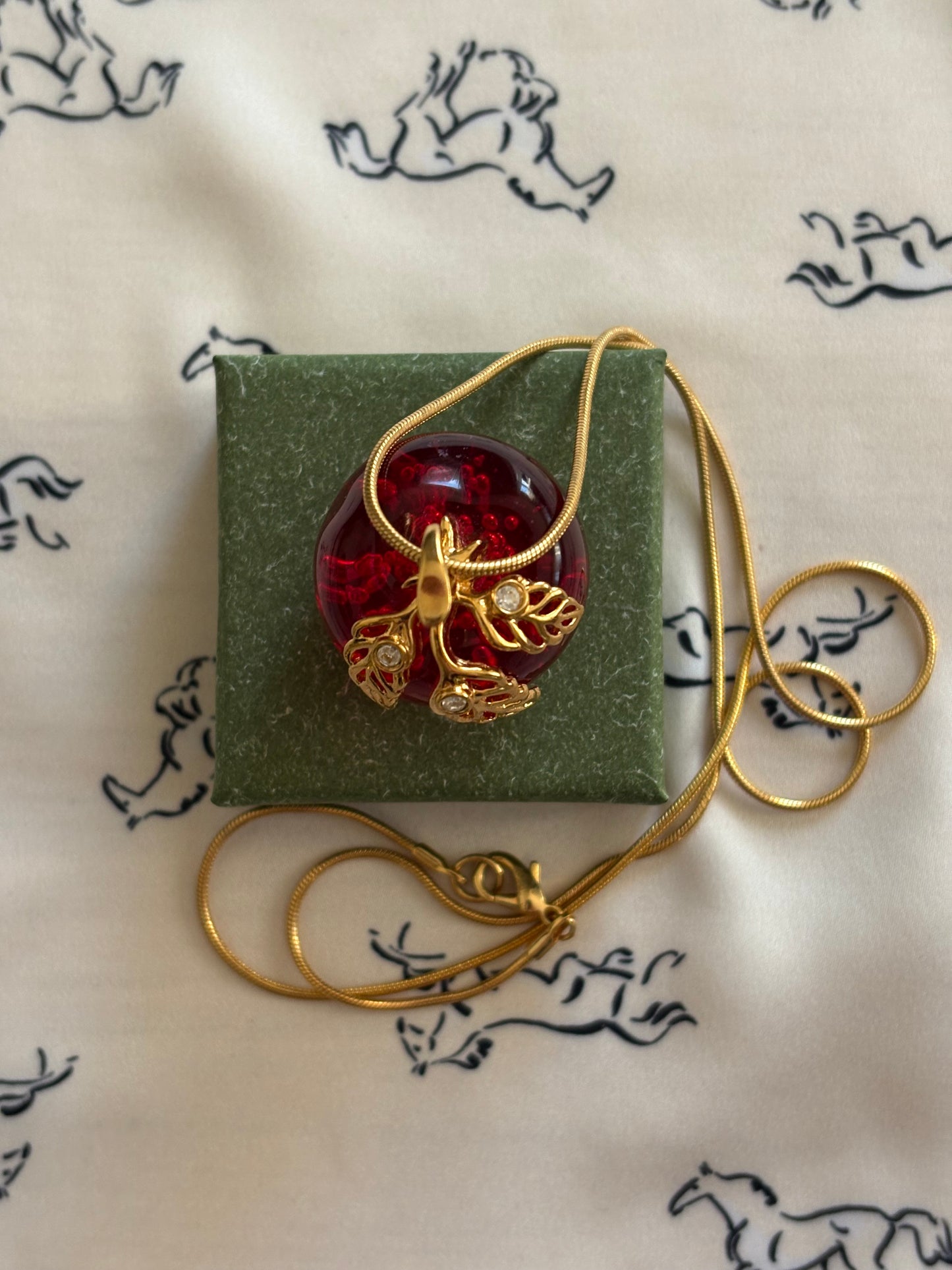 Naszyjnik Avon „Elegant apple”,1994 rok