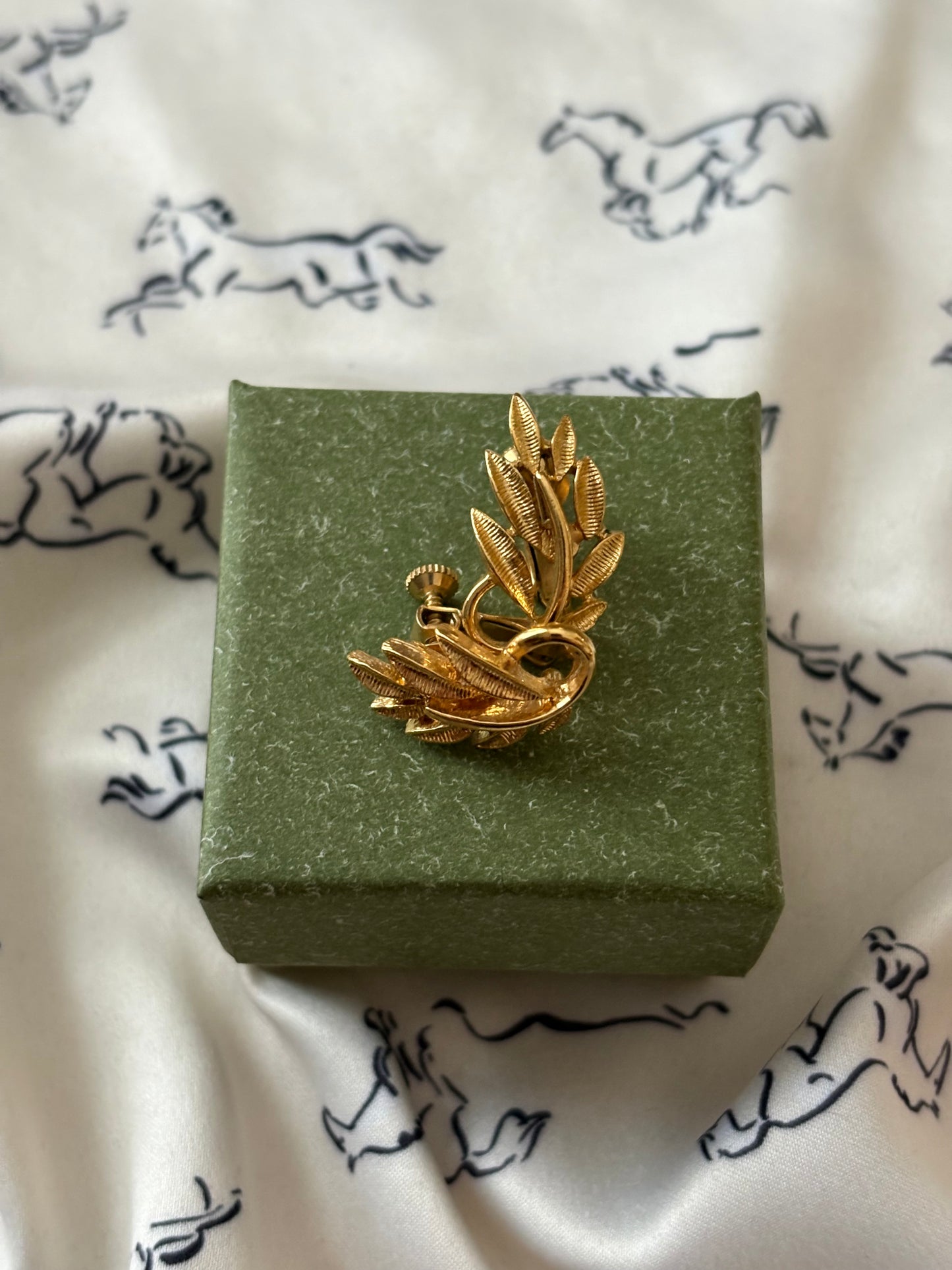 Pozłacane klipsy Napier w motywie liści