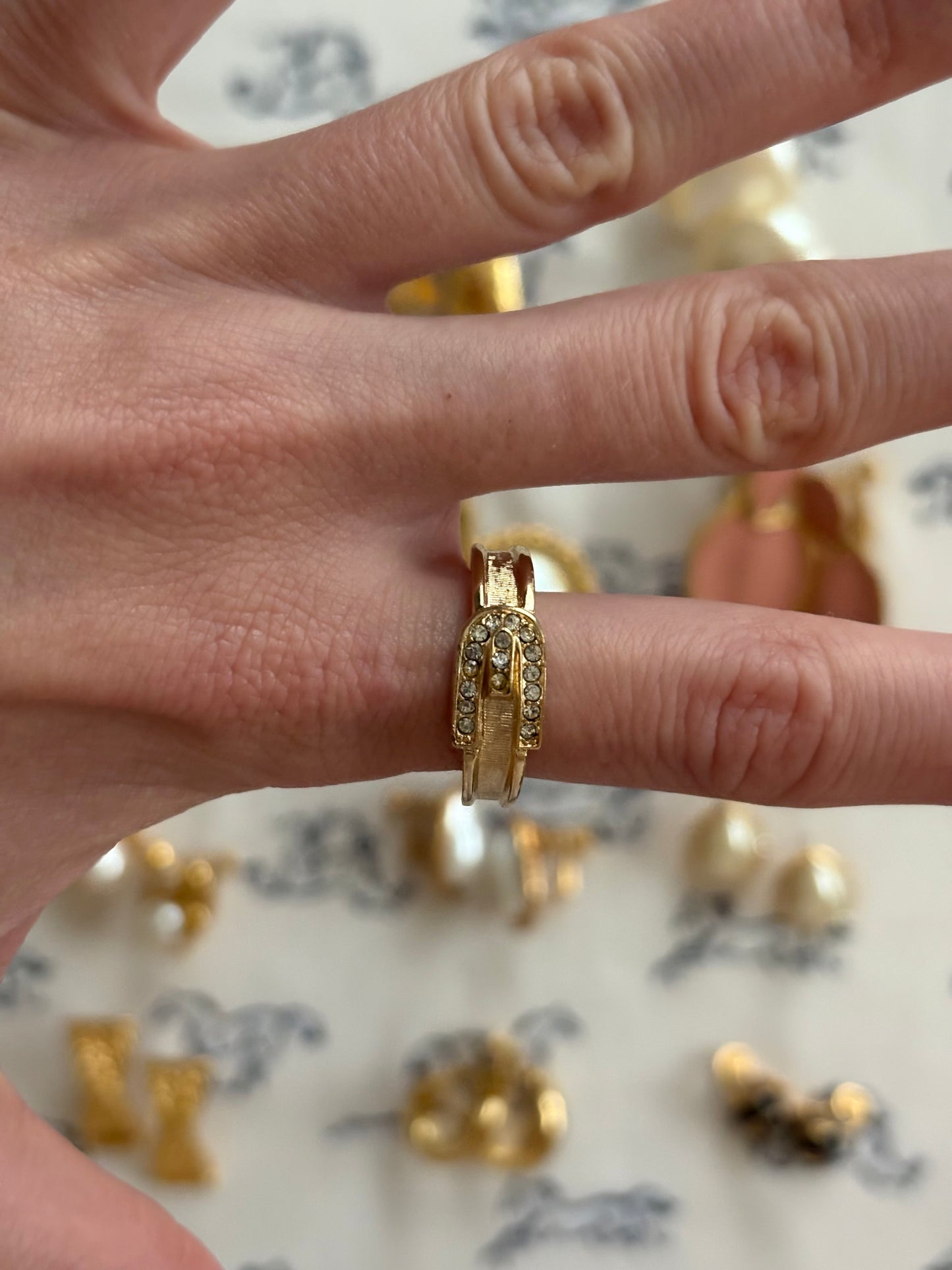 Pozłacany pierścionek Avon „Buckle Ring”,1973 rok