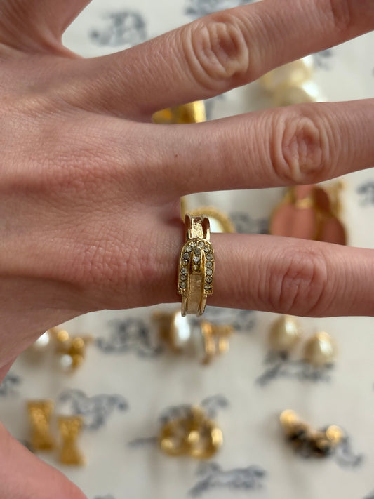 Pozłacany pierścionek Avon „Buckle Ring”,1973 rok