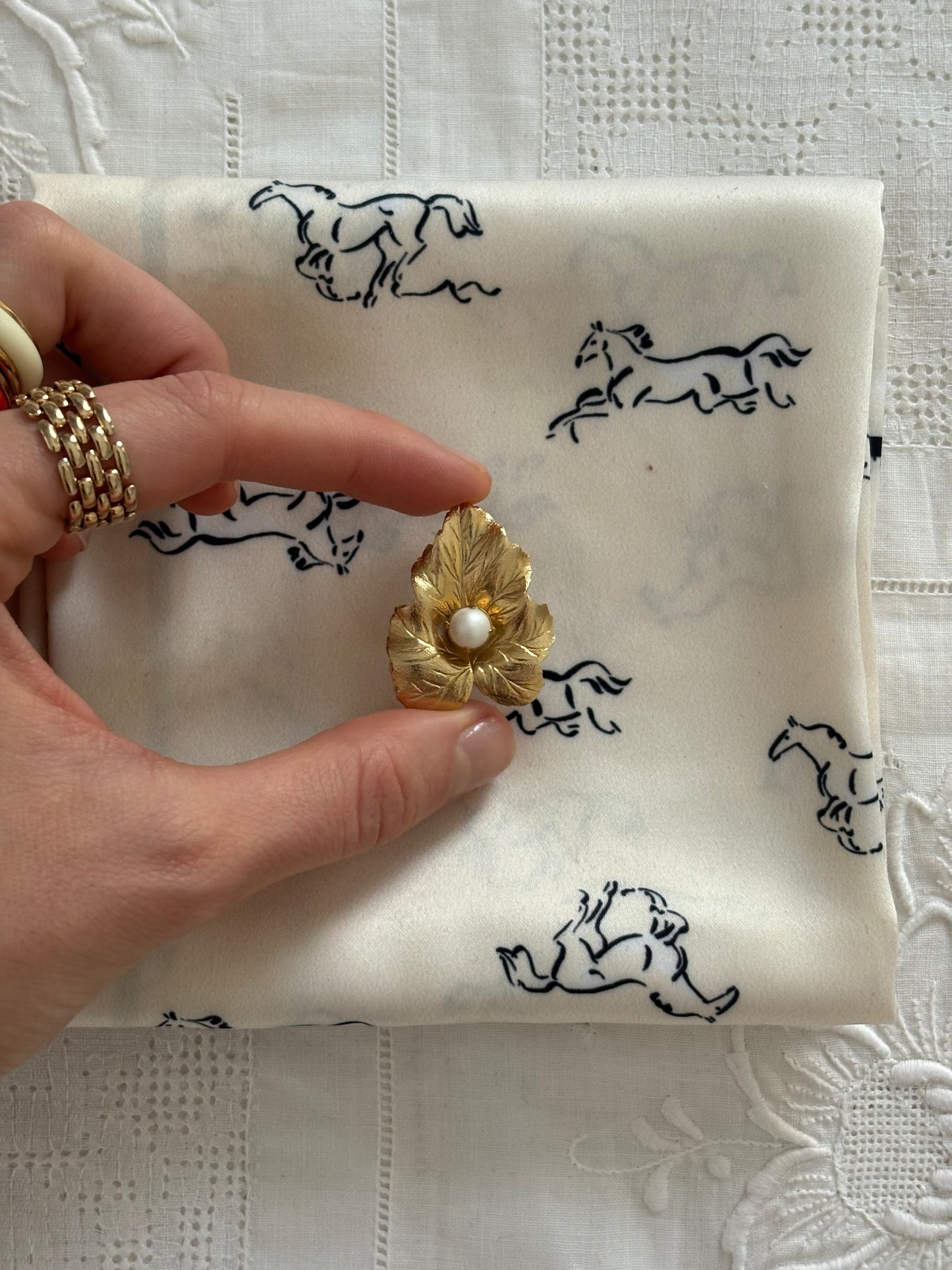 Pozłacana broszka Sarah Coventry w kształcie liścia