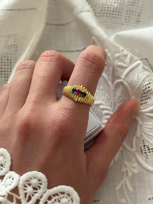 Pierścionek vintage z trzema kamieniami