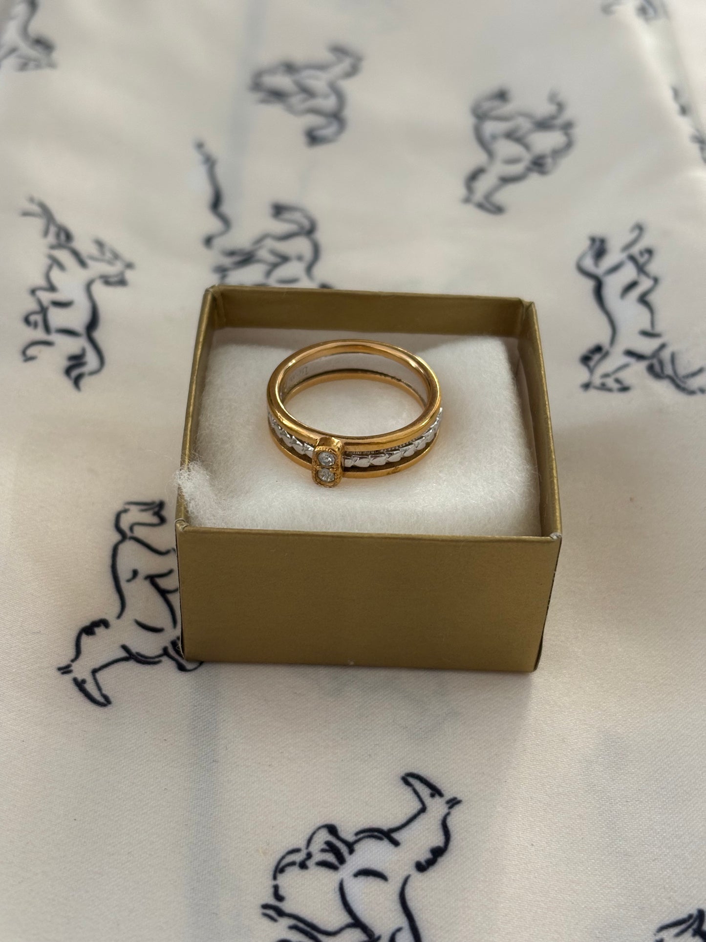 Rozbieralny pierścionek Avon „Lovesong”,1979 rok