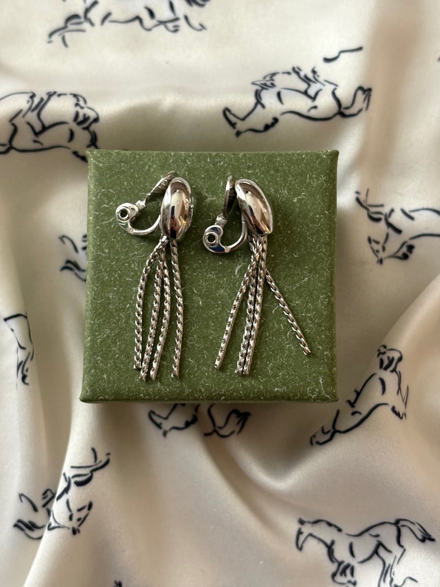 Posrebrzane klipsy Monet z łańcuszkami