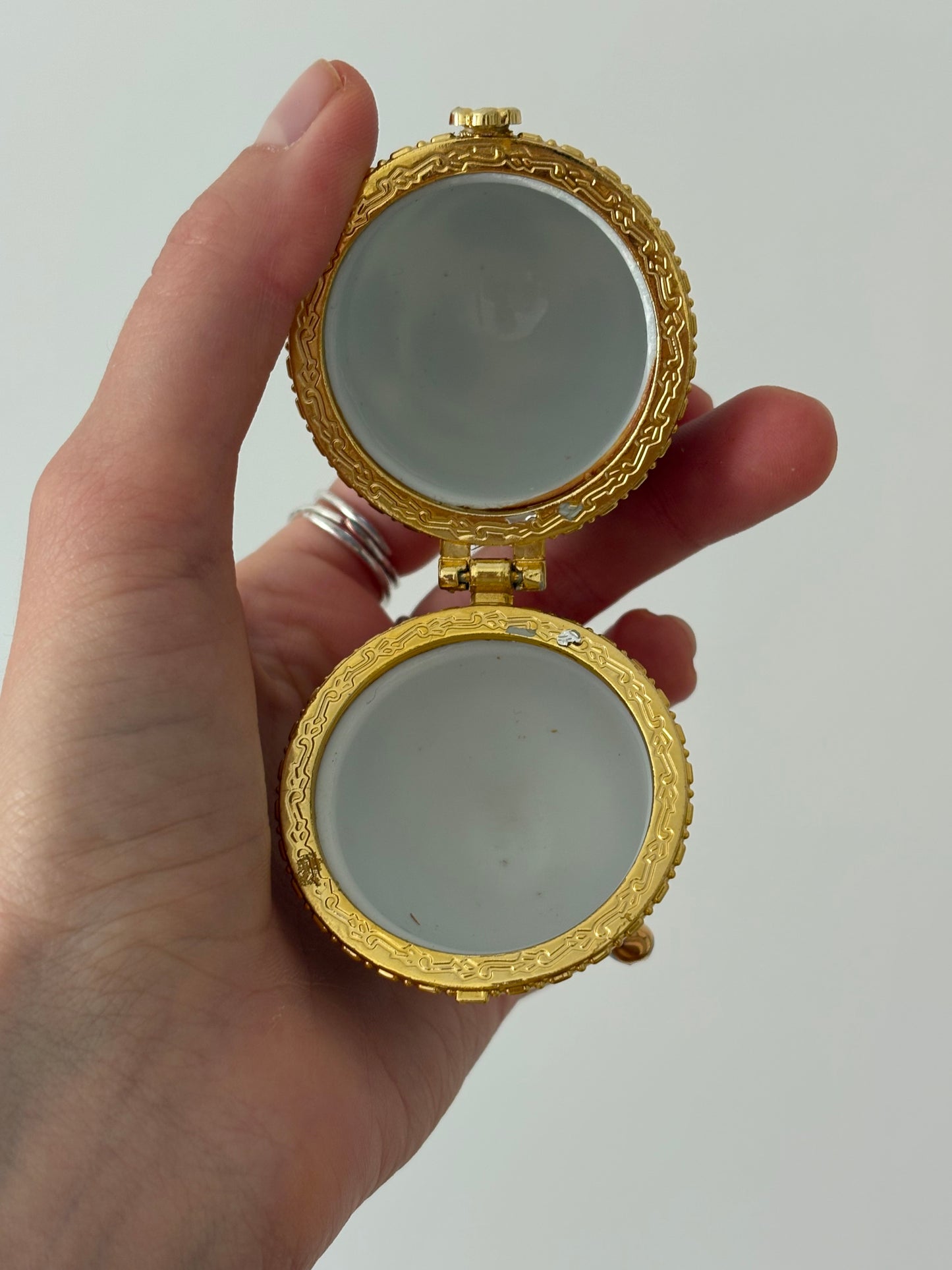 Porcelanowa szkatułka w kształcie jajka