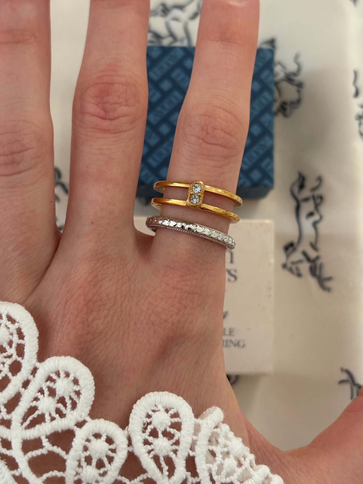 Rozbieralny pierścionek Avon „Lovesong”,1979 rok