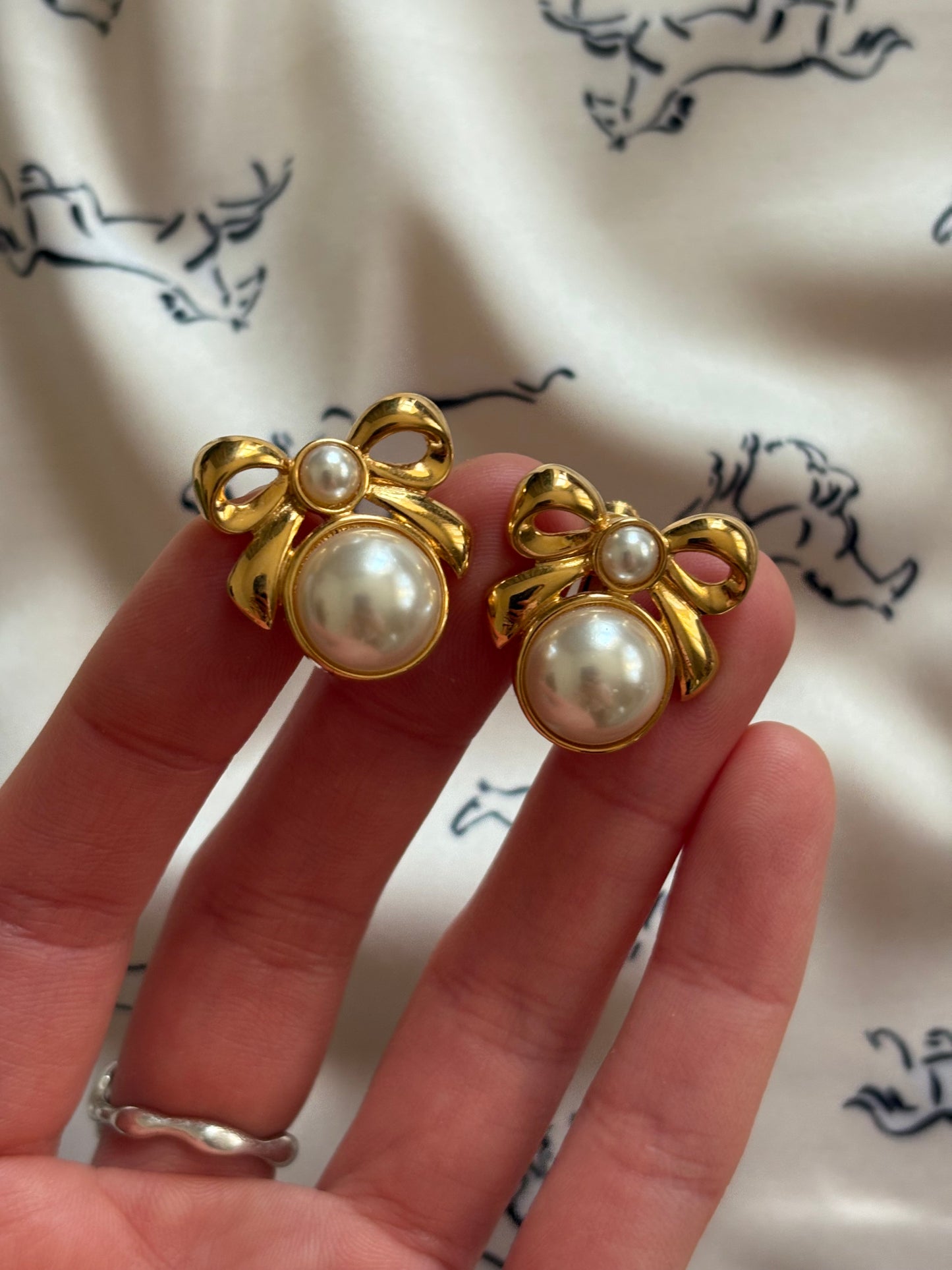 Pozłacane klipsy Napier z motywem kokardy i perłami